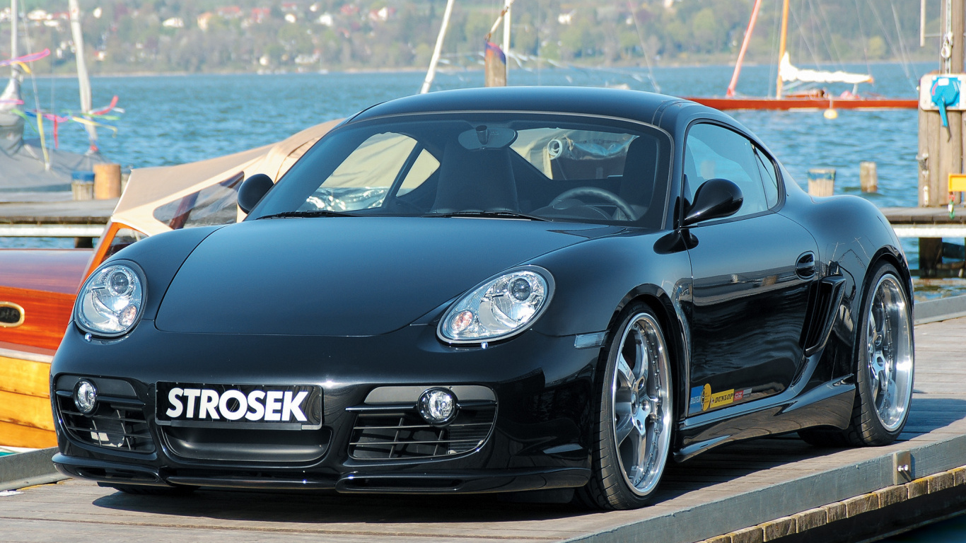 Mercedes Benz Coupé Noir Sur le Pont Pendant la Journée. Wallpaper in 1366x768 Resolution