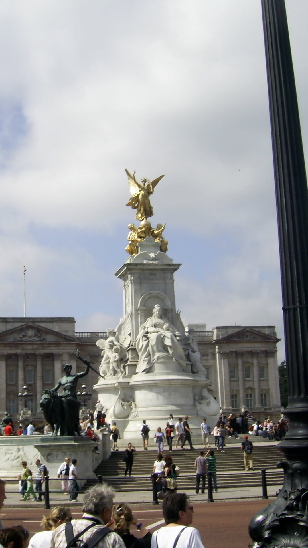La Gente Caminando Alrededor Del Edificio de Hormigón Blanco Durante el Día.. Wallpaper in 1080x1920 Resolution