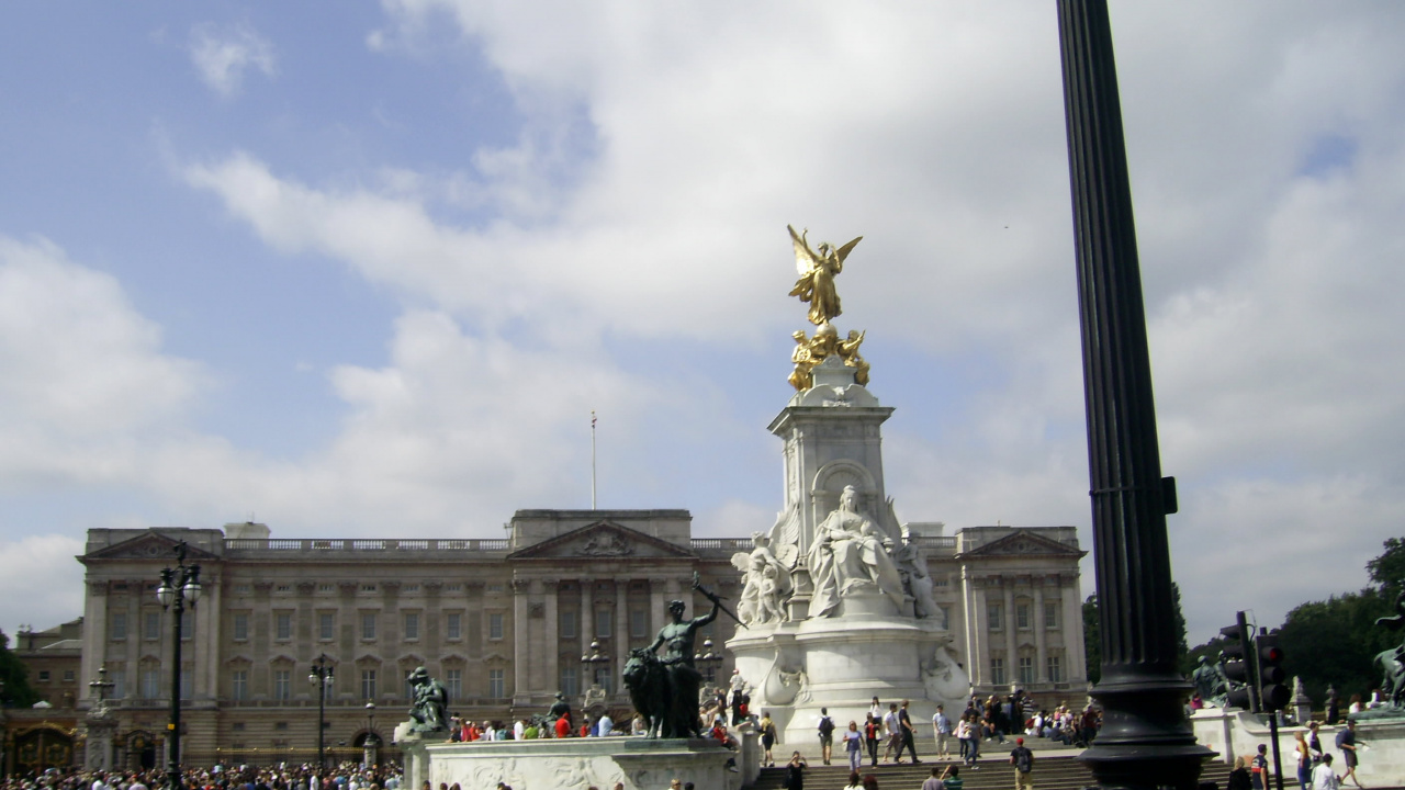 Personnes Marchant Autour D'un Bâtiment en Béton Blanc Pendant la Journée. Wallpaper in 1280x720 Resolution