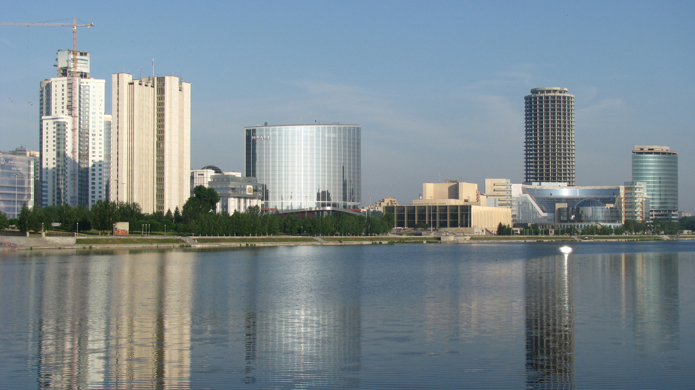 Horizon de la Ville à Travers le Plan D'eau Pendant la Journée. Wallpaper in 1366x768 Resolution