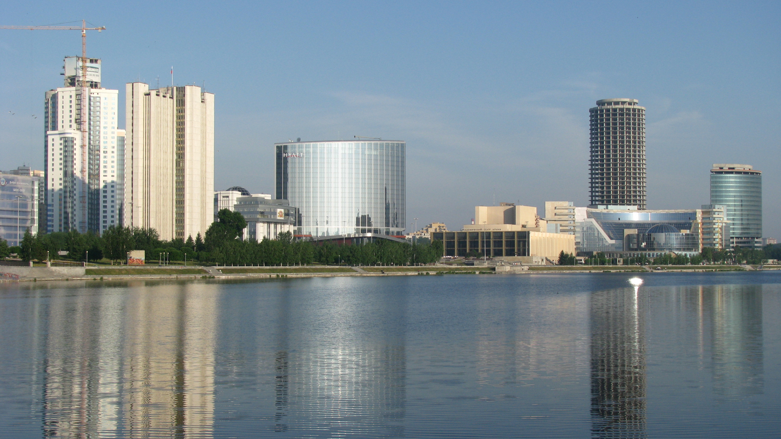 Horizon de la Ville à Travers le Plan D'eau Pendant la Journée. Wallpaper in 2560x1440 Resolution