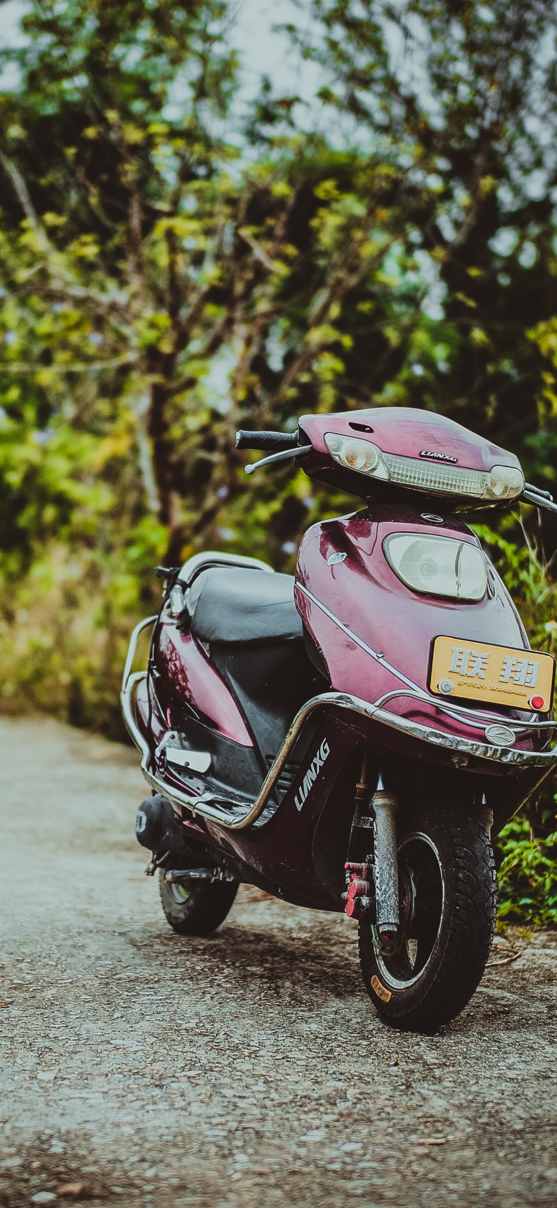 Moto de Color Rosa y Negro Estacionado en la Carretera de Hormigón Gris Durante el Día. Wallpaper in 1125x2436 Resolution