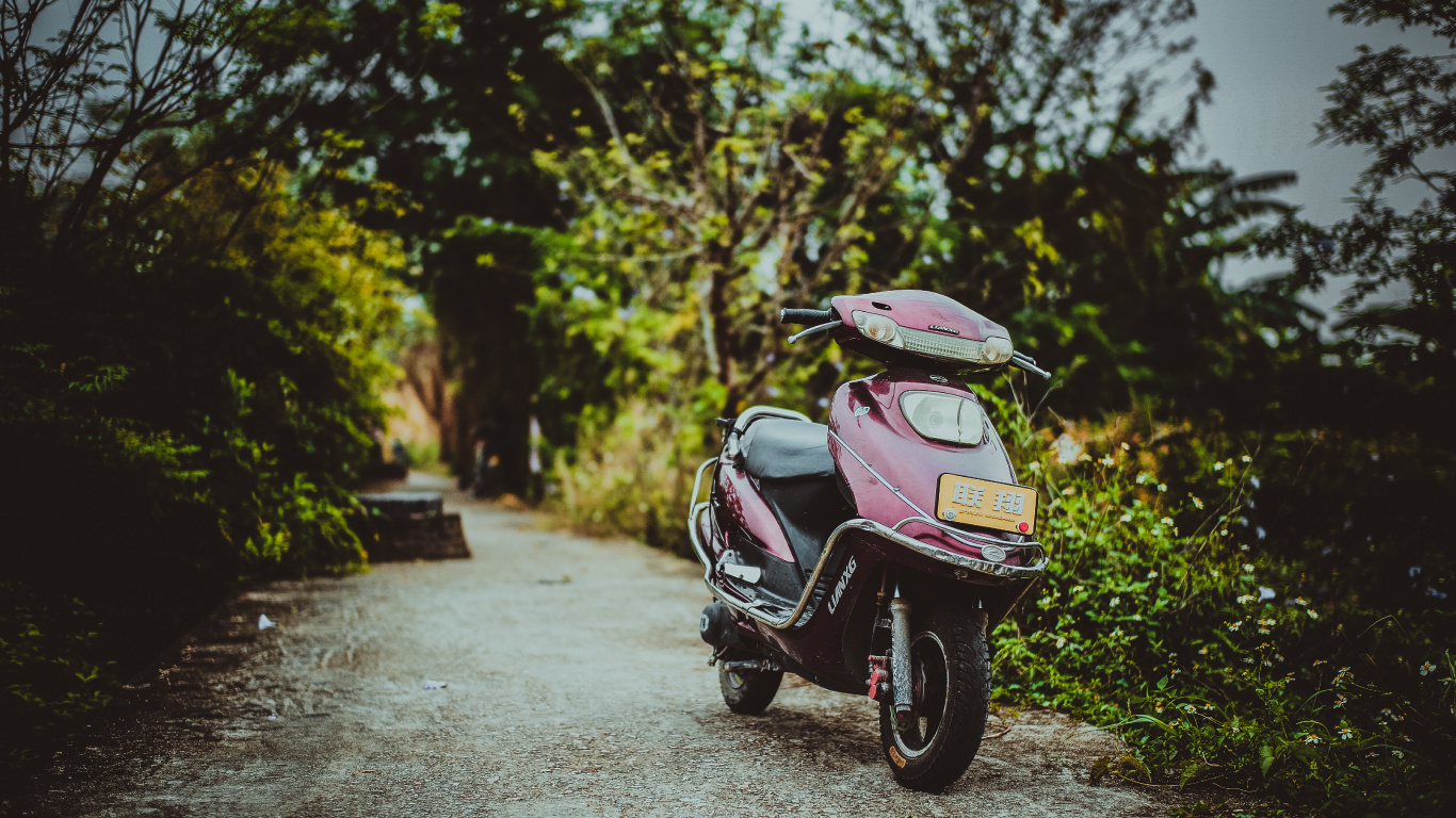 Moto de Color Rosa y Negro Estacionado en la Carretera de Hormigón Gris Durante el Día. Wallpaper in 1366x768 Resolution