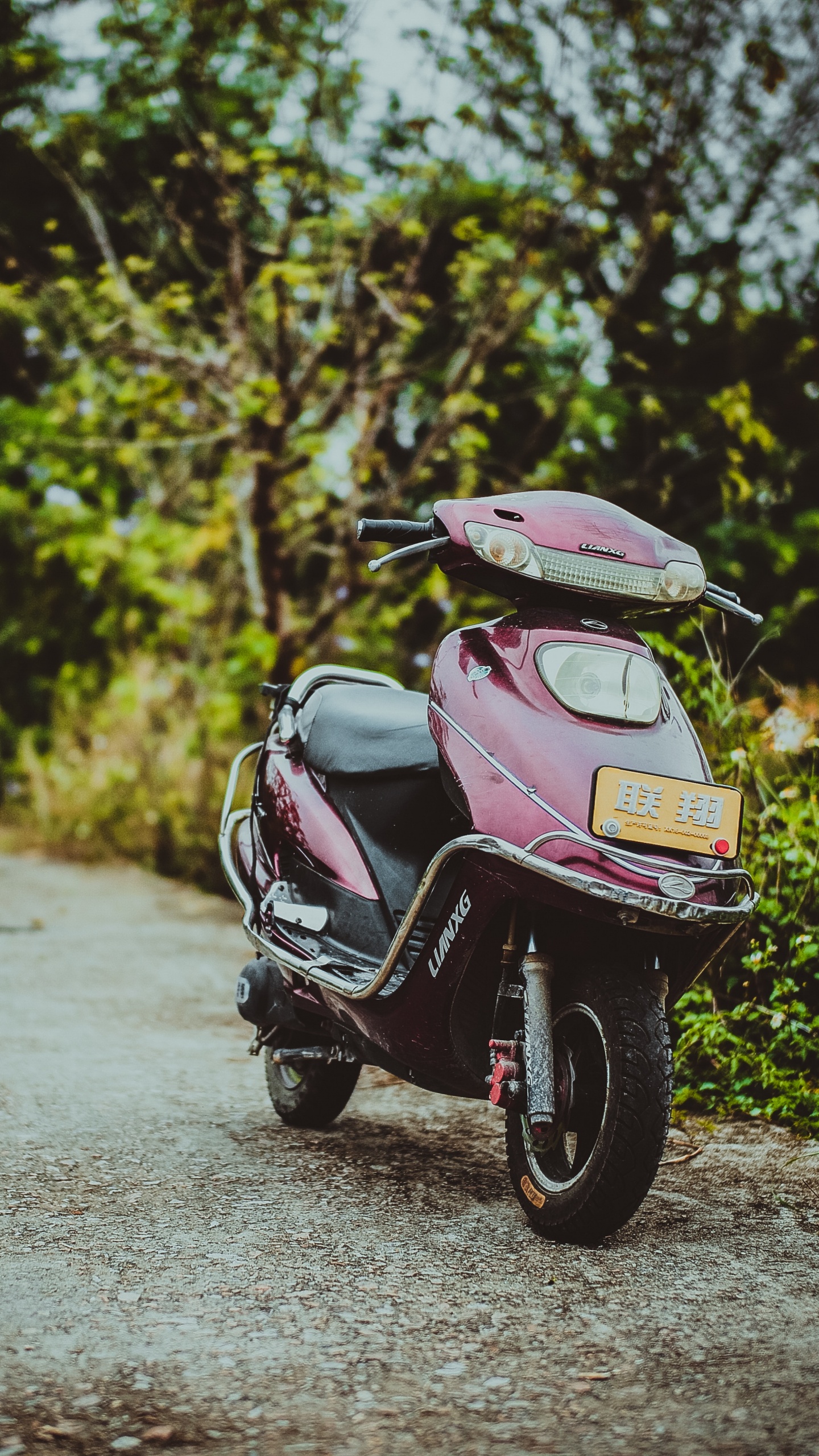 Moto de Color Rosa y Negro Estacionado en la Carretera de Hormigón Gris Durante el Día. Wallpaper in 1440x2560 Resolution