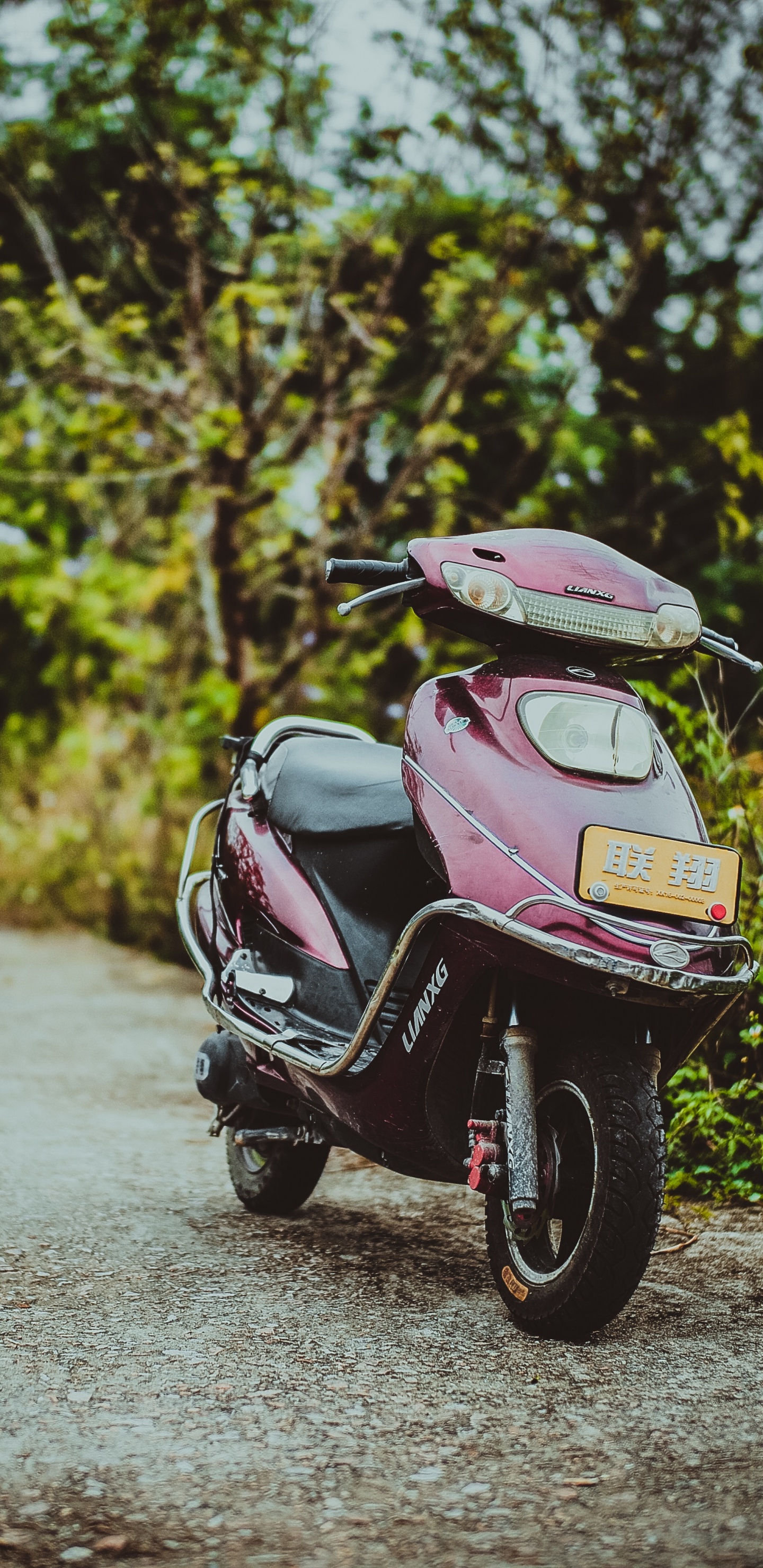 Moto de Color Rosa y Negro Estacionado en la Carretera de Hormigón Gris Durante el Día. Wallpaper in 1440x2960 Resolution