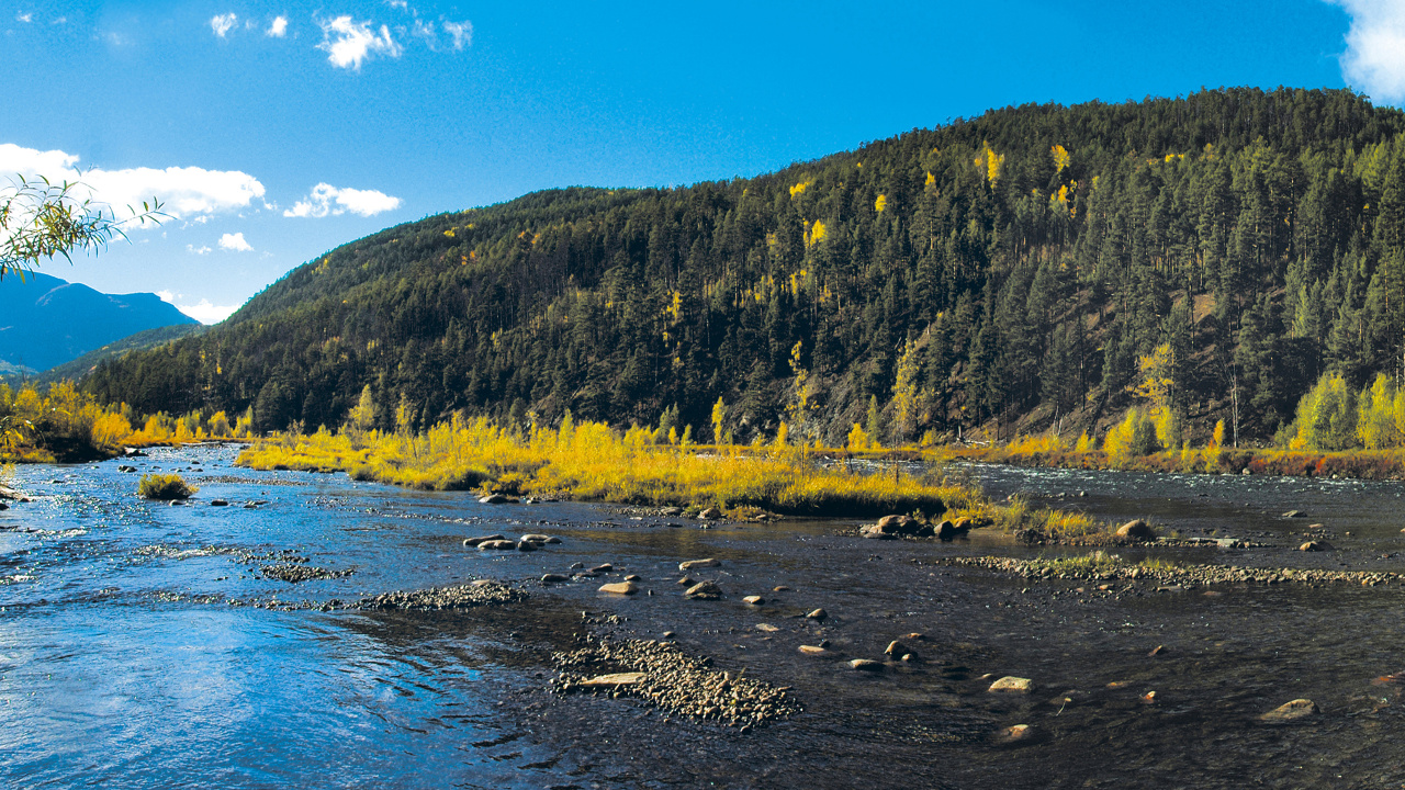 Green and Brown Mountain Beside Body of Water During Daytime. Wallpaper in 1280x720 Resolution