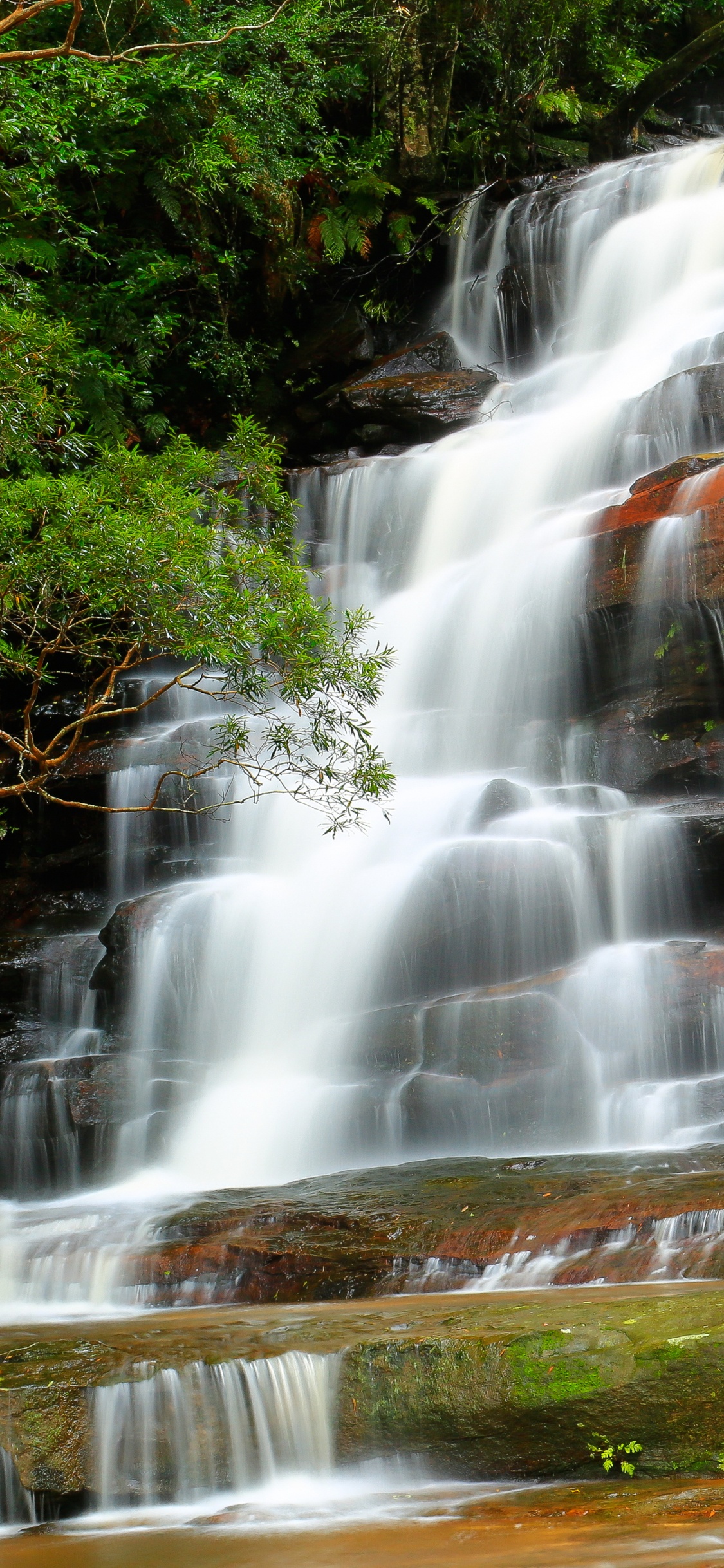 Wasser Fällt Auf Braunen Felsen. Wallpaper in 1125x2436 Resolution