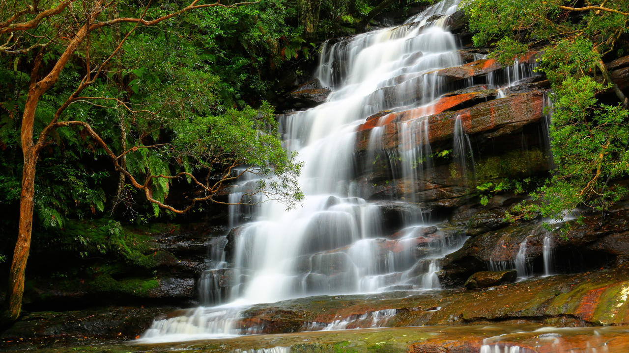 Wasser Fällt Auf Braunen Felsen. Wallpaper in 1280x720 Resolution