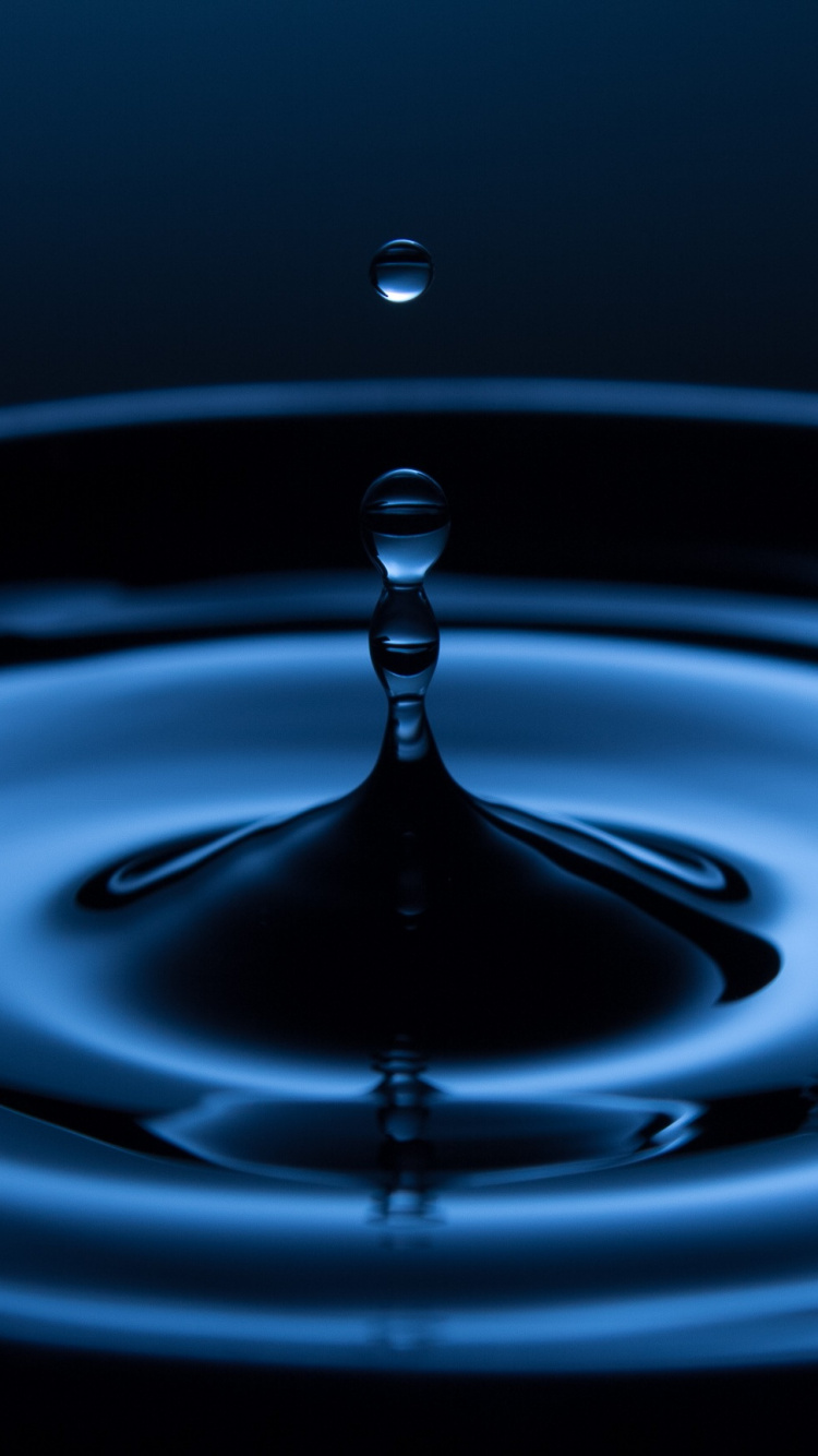 Goutte D'eau Sur Fond Noir. Wallpaper in 750x1334 Resolution