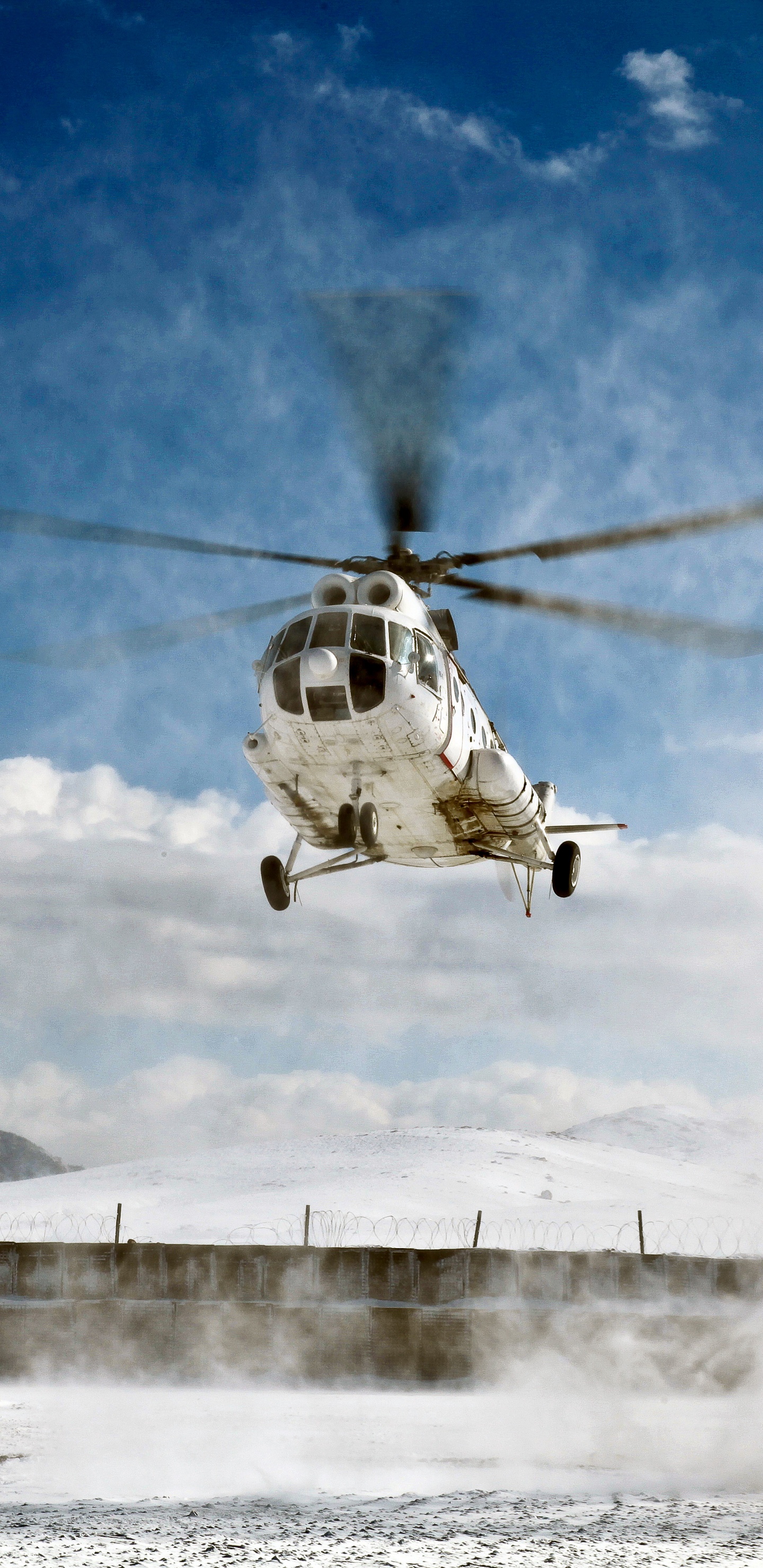 Helicóptero Blanco y Negro Sobrevolando Montañas Cubiertas de Nieve Durante el Día. Wallpaper in 1440x2960 Resolution