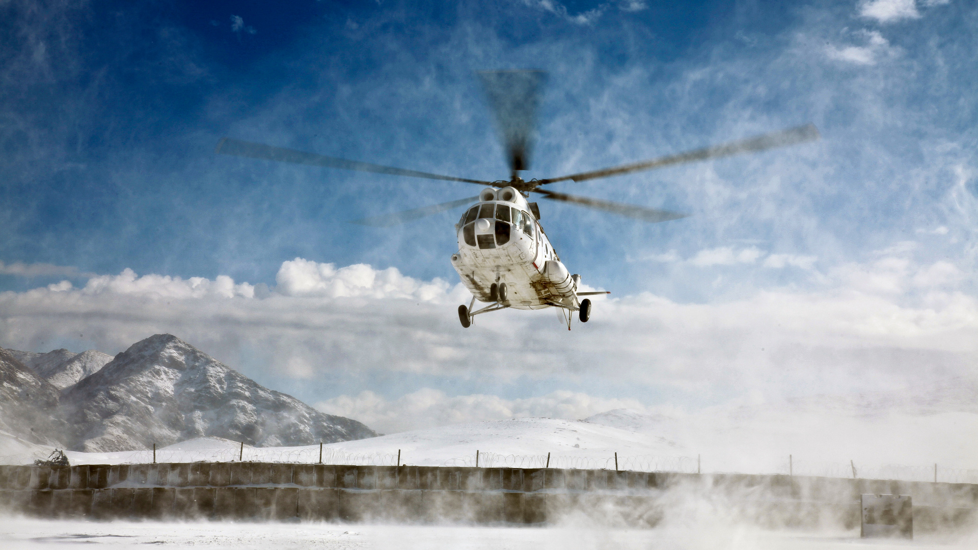 Weißer Und Schwarzer Hubschrauber, Der Tagsüber Über Schneebedeckte Berge Fliegt. Wallpaper in 1920x1080 Resolution