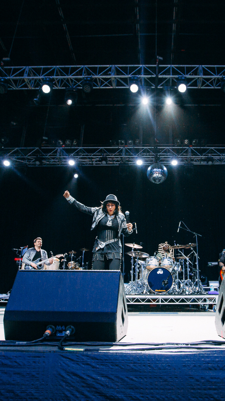 Bühne, Orchester, Musiker, Rockkonzert, Unterhaltung. Wallpaper in 750x1334 Resolution