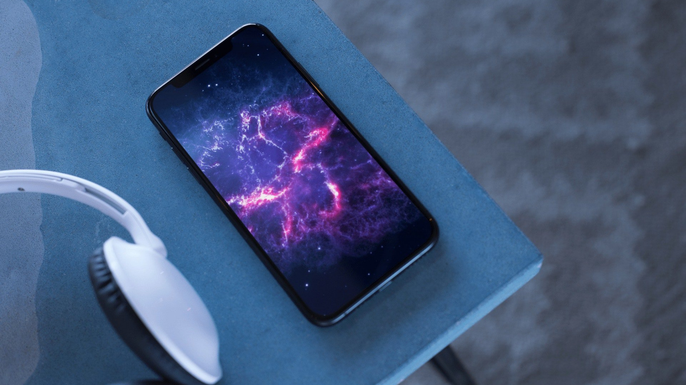 Iphone 4 Noir Sur Textile Bleu. Wallpaper in 1366x768 Resolution