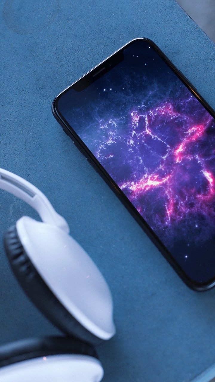 Schwarzes Iphone 4 Auf Blauem Textil. Wallpaper in 720x1280 Resolution