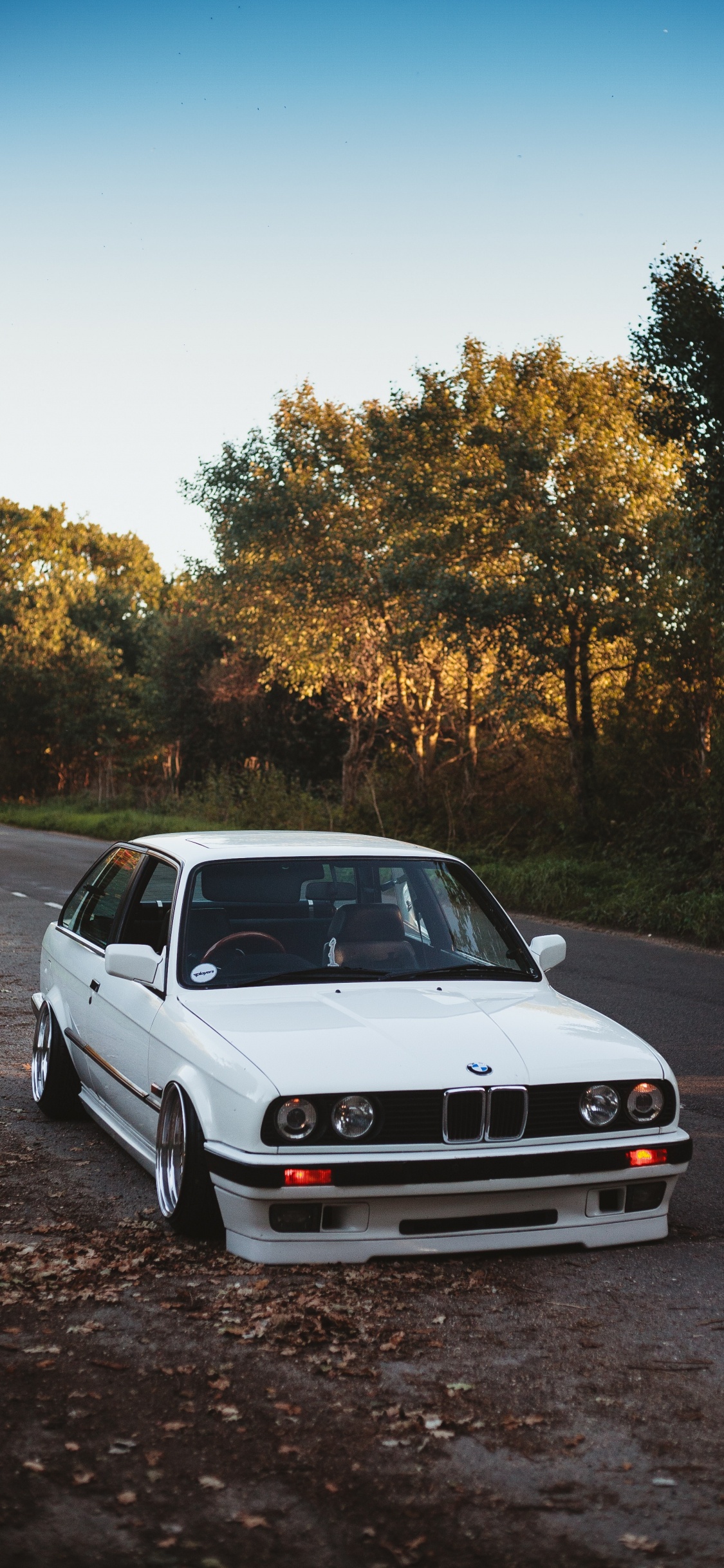 Bmw m 3 Blanc Sur Route Pendant la Journée. Wallpaper in 1125x2436 Resolution