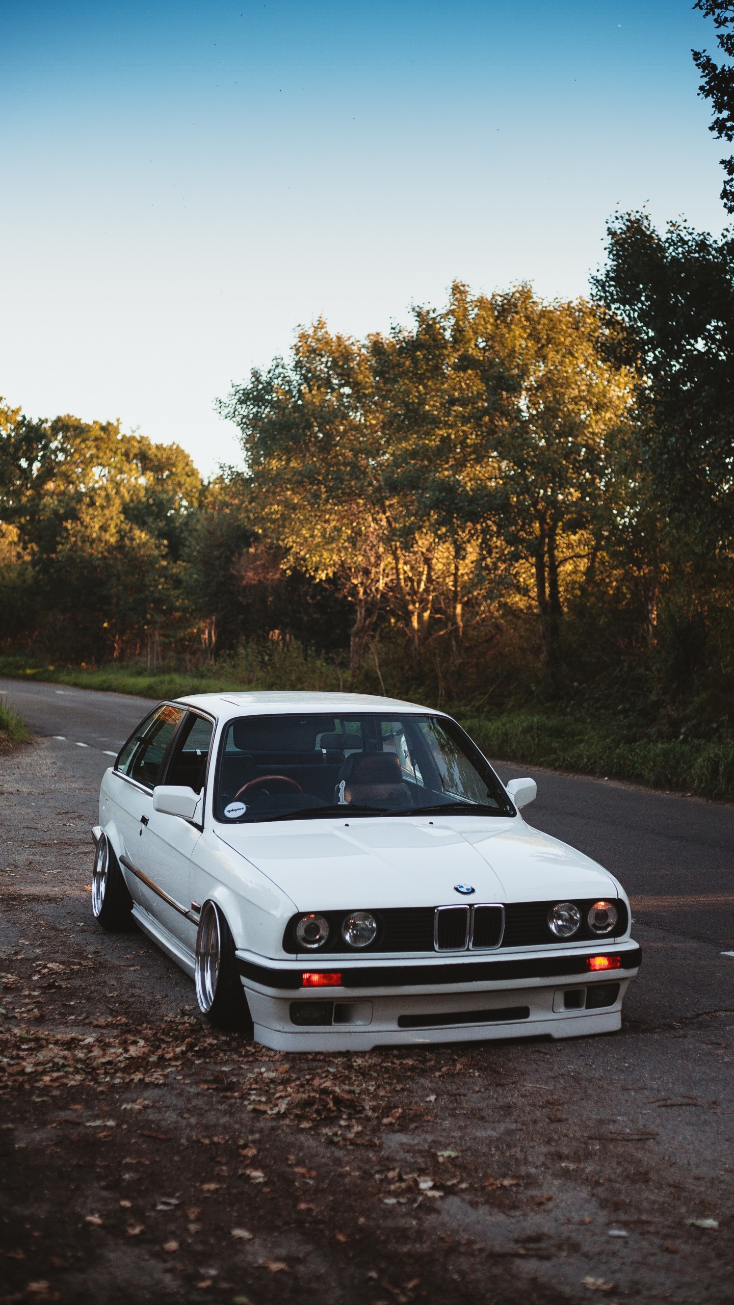 Bmw m 3 Blanc Sur Route Pendant la Journée. Wallpaper in 1440x2560 Resolution