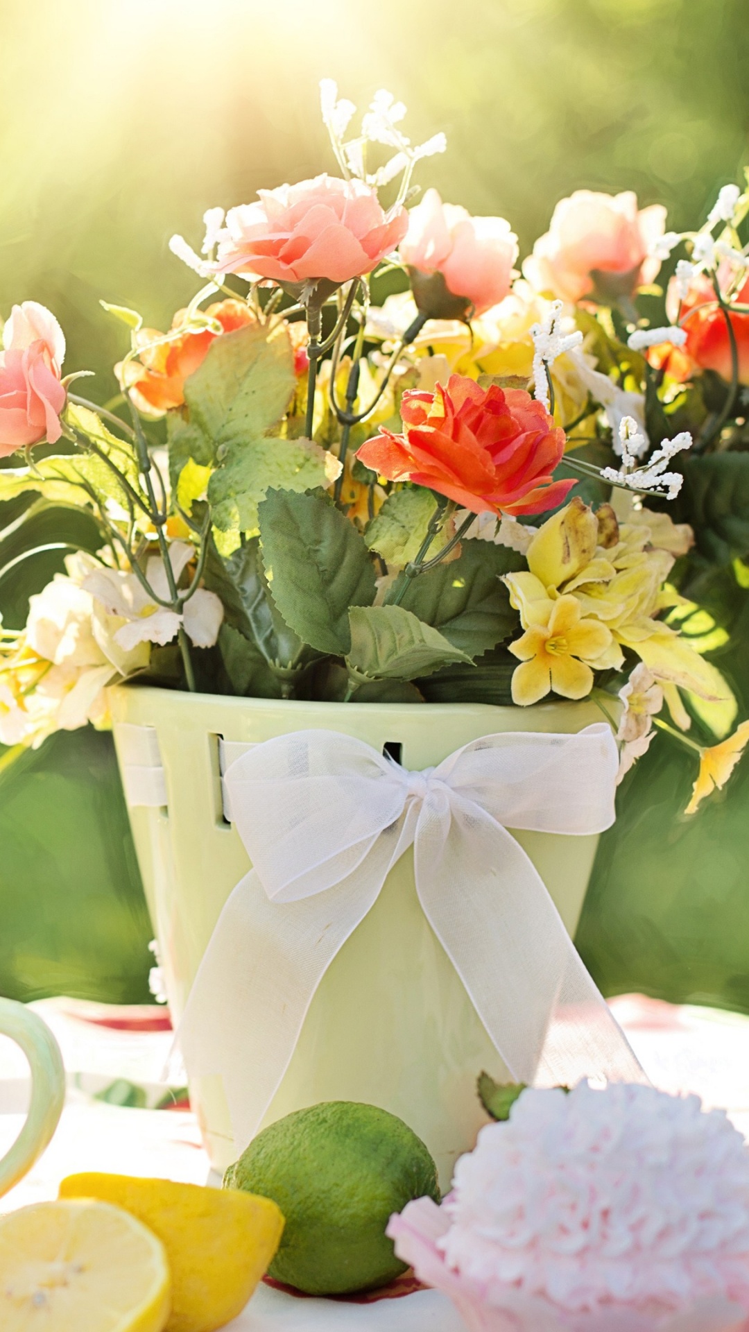 Weiße Keramiktasse Mit Edelstahllöffel Auf Gelber Keramikuntertasse. Wallpaper in 1080x1920 Resolution