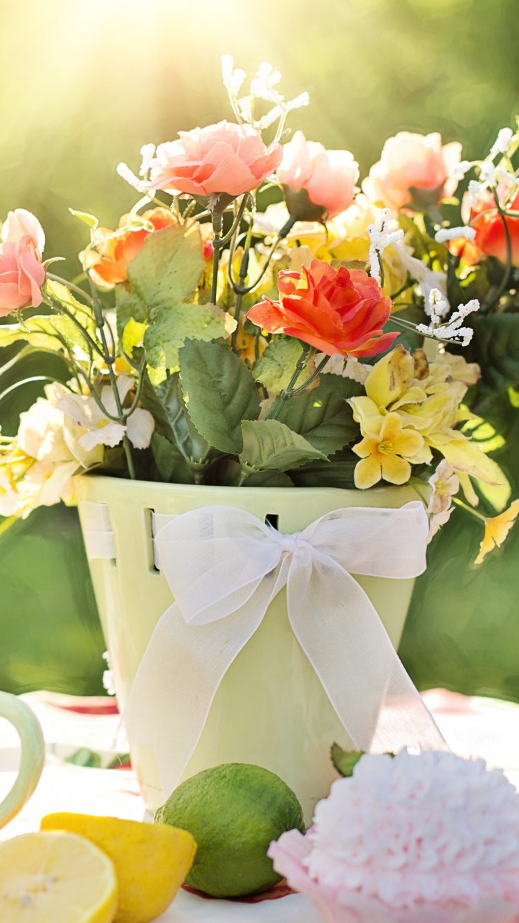 Weiße Keramiktasse Mit Edelstahllöffel Auf Gelber Keramikuntertasse. Wallpaper in 750x1334 Resolution