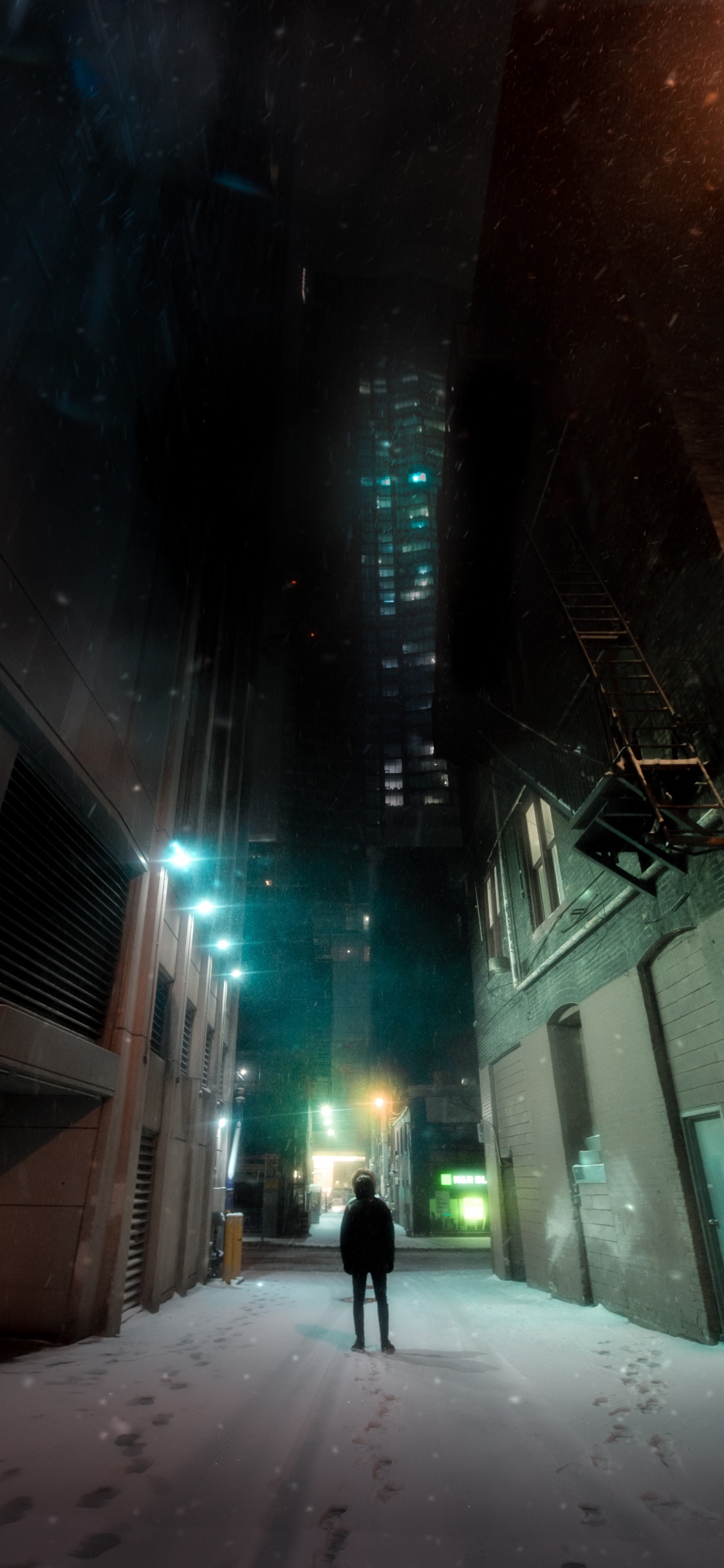 Personne Marchant Dans la Rue Pendant la Nuit. Wallpaper in 1125x2436 Resolution