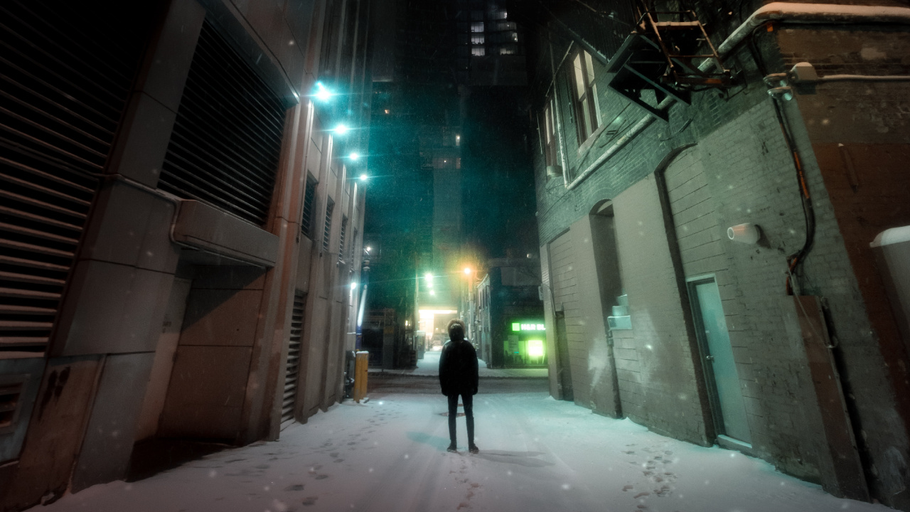 Personne Marchant Dans la Rue Pendant la Nuit. Wallpaper in 1280x720 Resolution