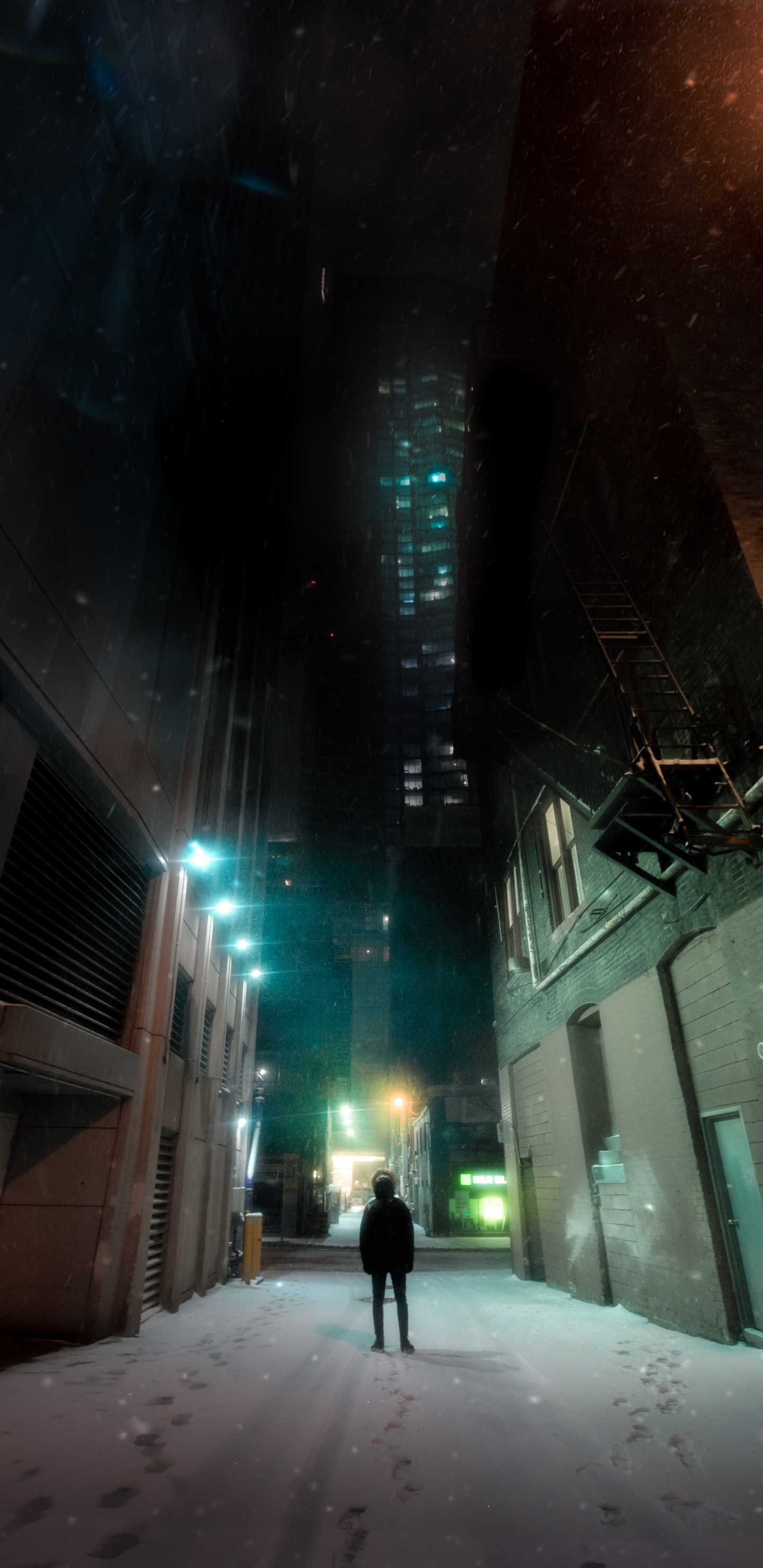 Personne Marchant Dans la Rue Pendant la Nuit. Wallpaper in 1440x2960 Resolution