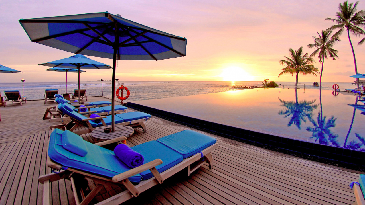 Chaises Longues Bleues et Blanches Sur la Plage Pendant le Coucher du Soleil. Wallpaper in 1280x720 Resolution