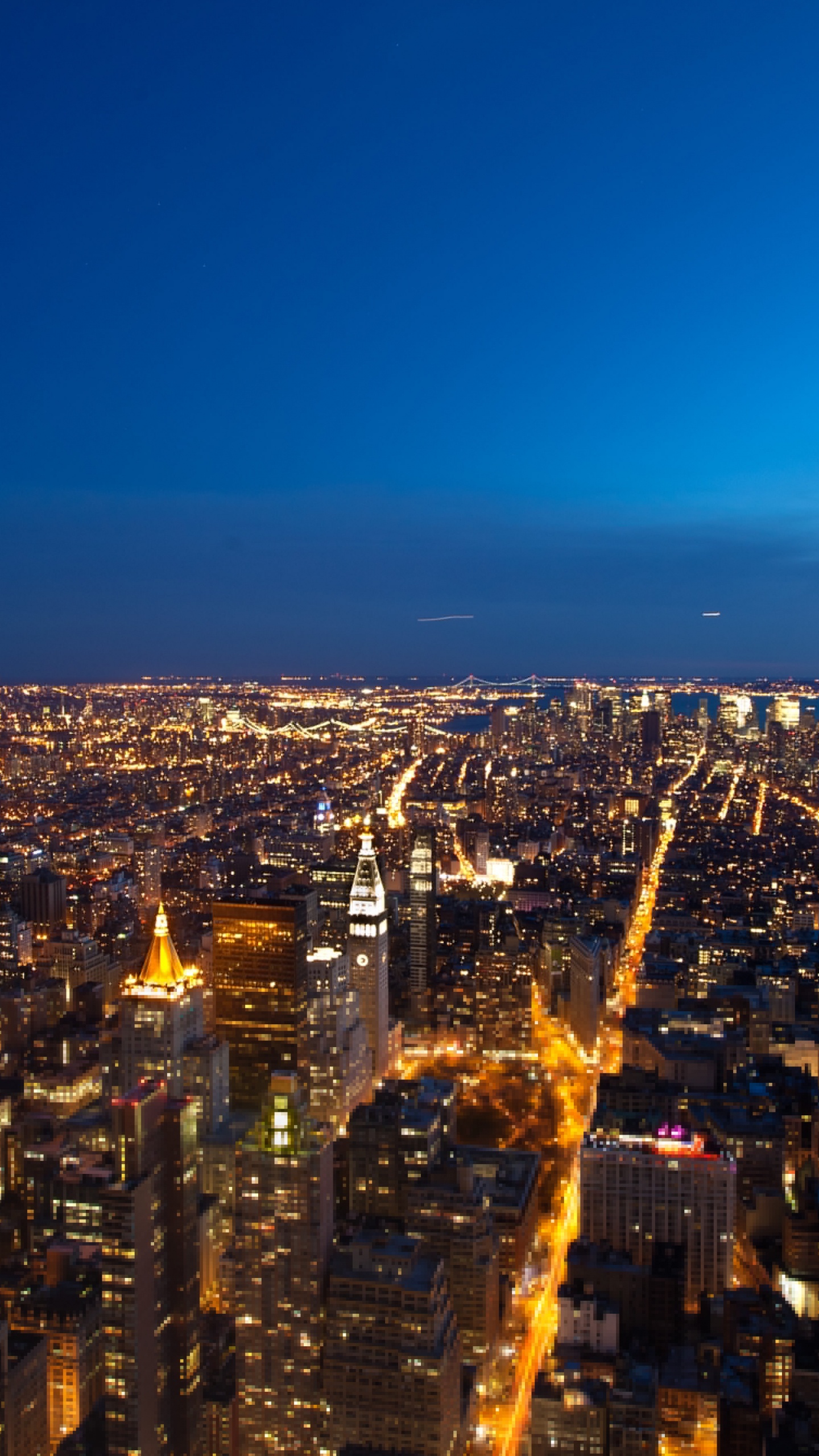 Vue Aérienne Des Bâtiments de la Ville Pendant la Nuit. Wallpaper in 1440x2560 Resolution