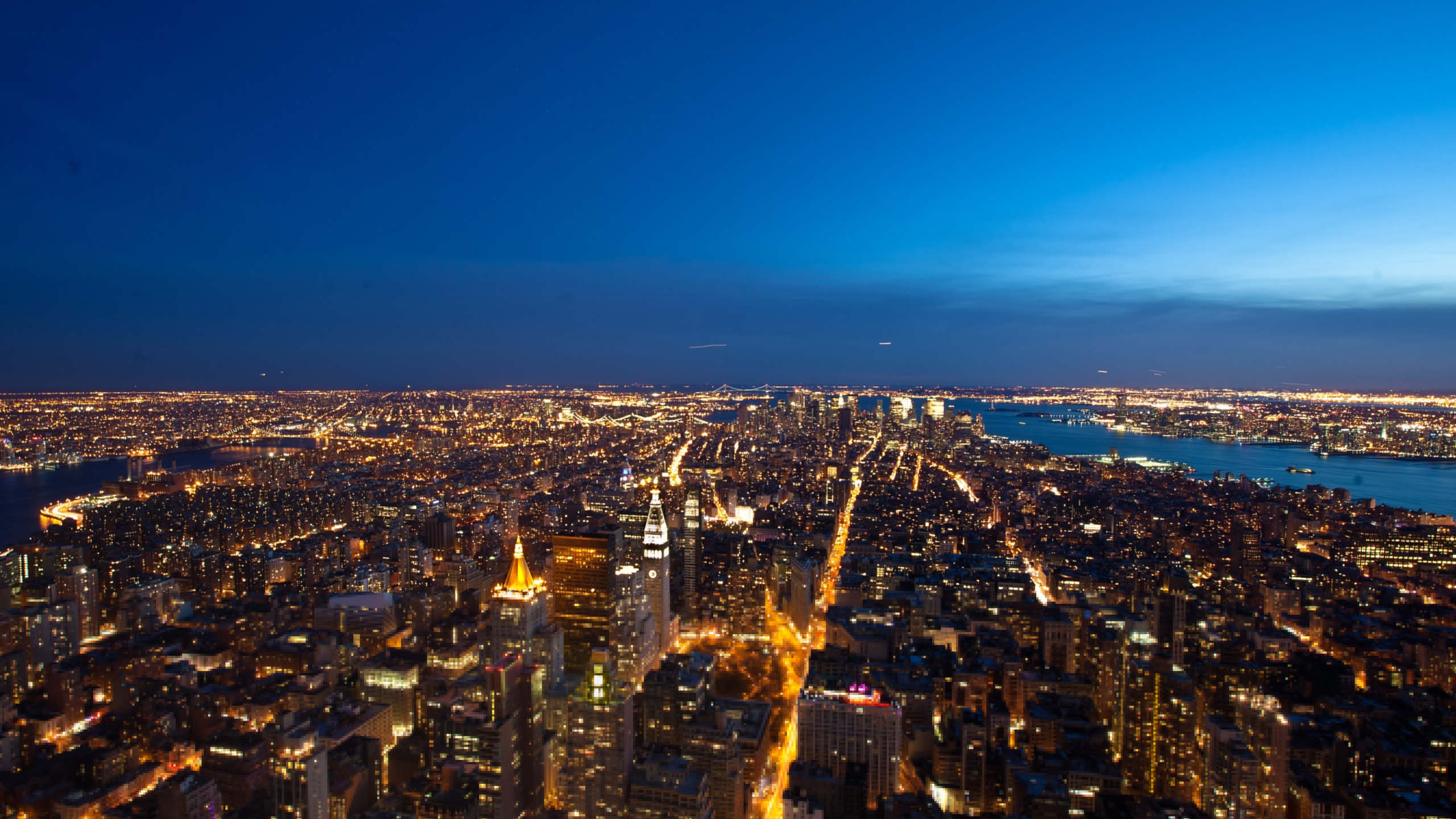 Vue Aérienne Des Bâtiments de la Ville Pendant la Nuit. Wallpaper in 2560x1440 Resolution