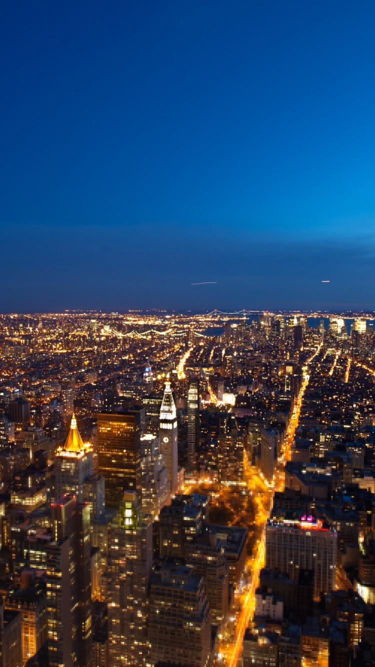 Vue Aérienne Des Bâtiments de la Ville Pendant la Nuit. Wallpaper in 750x1334 Resolution