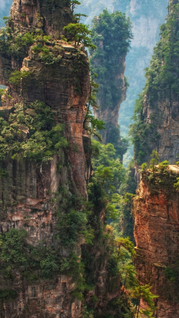 Montagne Rocheuse Verte et Brune. Wallpaper in 720x1280 Resolution