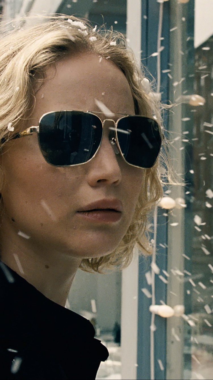 Mujer en Camisa Negra Con Gafas de Sol Negras. Wallpaper in 750x1334 Resolution