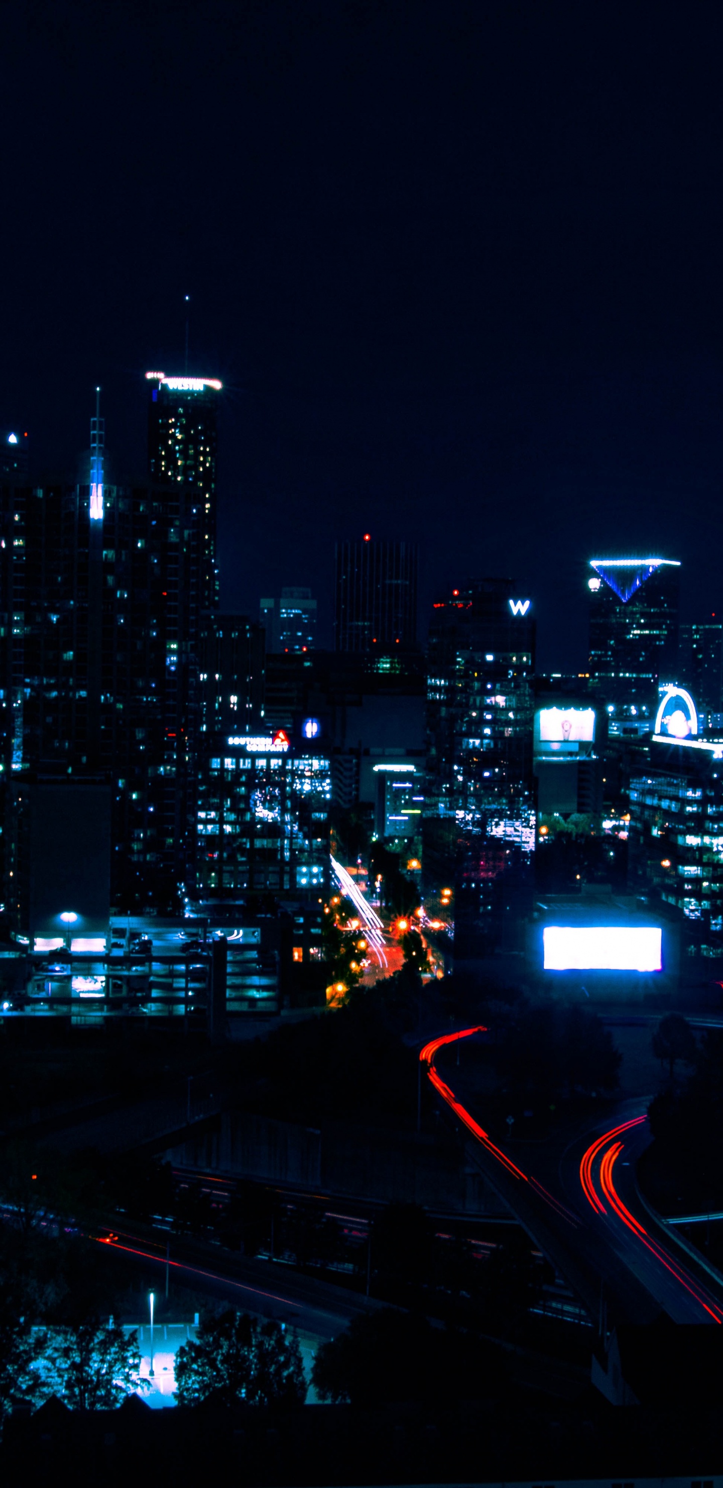 Ville Avec Des Immeubles de Grande Hauteur Pendant la Nuit. Wallpaper in 1440x2960 Resolution