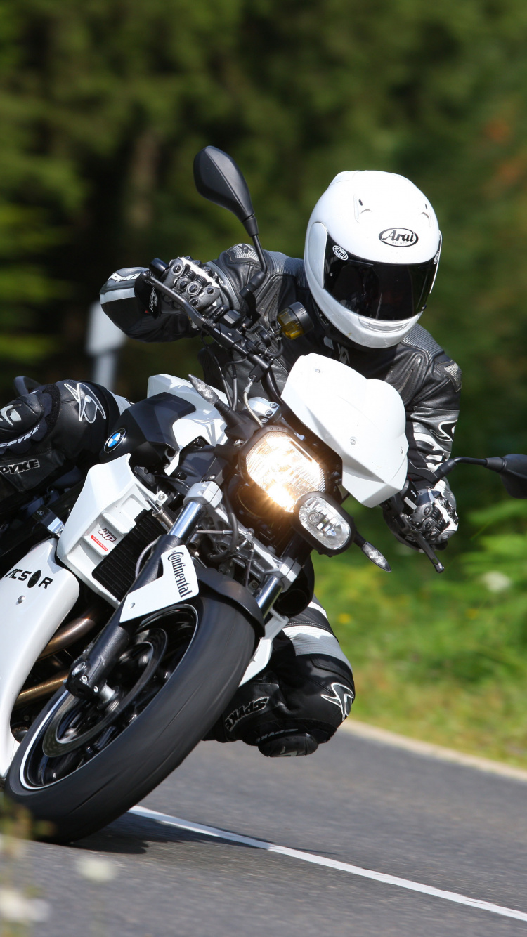 Hombre Con Casco Negro Montando Motocicleta en la Carretera Durante el Día. Wallpaper in 750x1334 Resolution