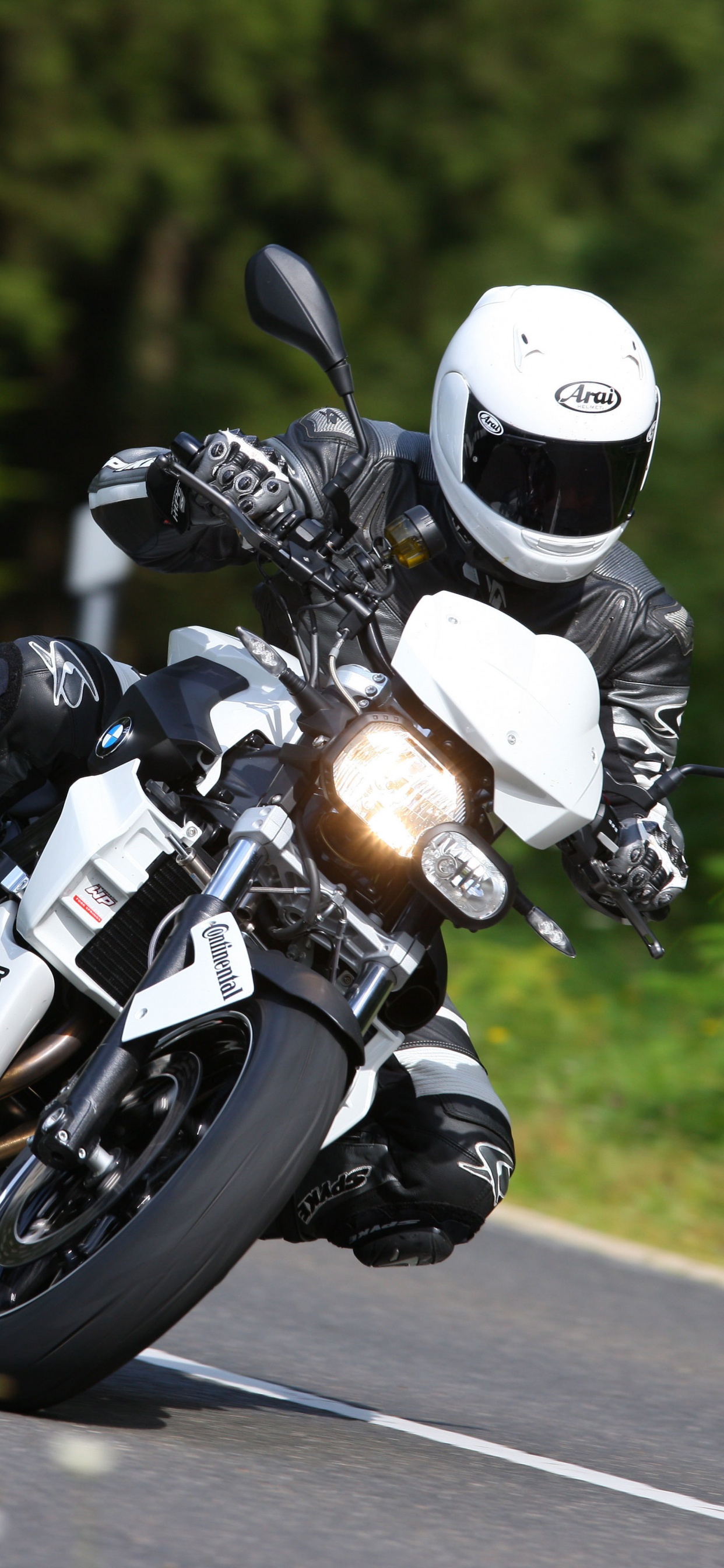 Mann Mit Schwarzem Helm, Der Tagsüber Motorrad Auf Der Straße Fährt. Wallpaper in 1242x2688 Resolution