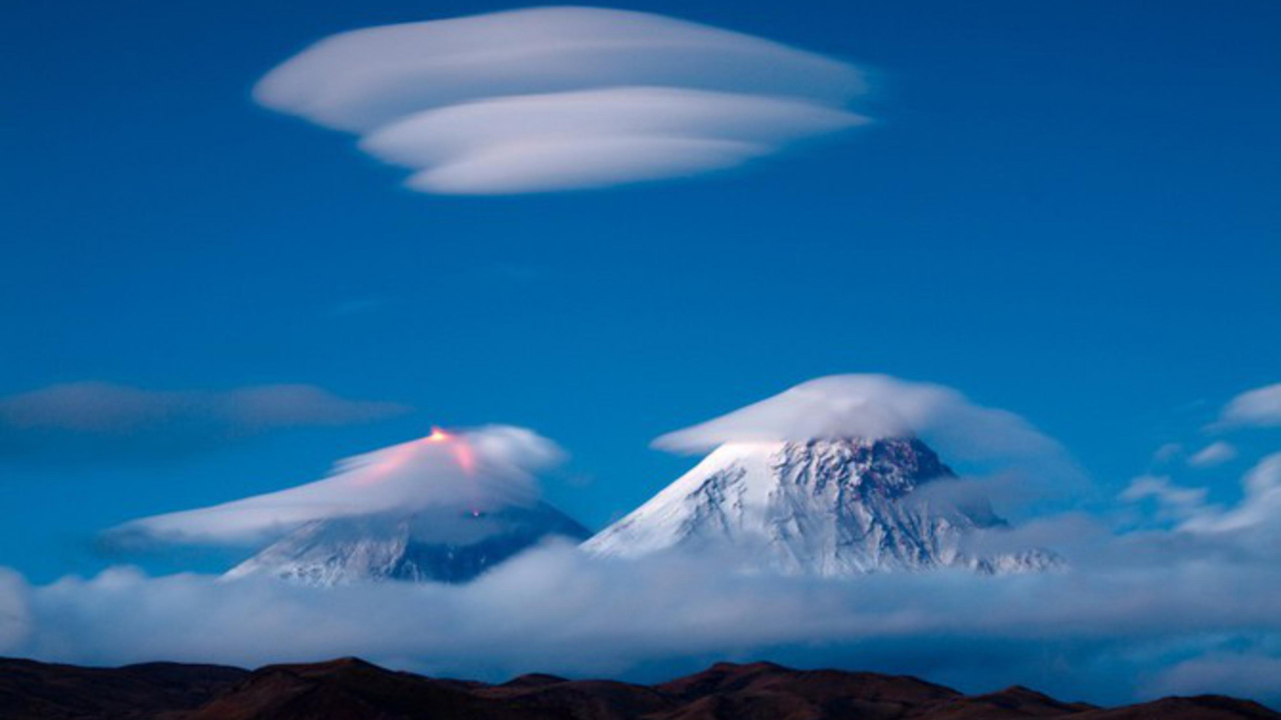 Montagne Couverte de Neige Sous Ciel Bleu Pendant la Journée. Wallpaper in 2560x1440 Resolution