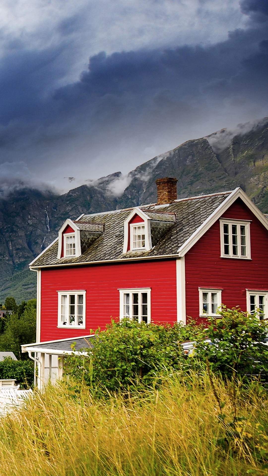 Rotes Und Weißes Haus in Der Nähe Von See Und Bergen Unter Weißen Wolken Und Blauem Himmel Tagsüber. Wallpaper in 1080x1920 Resolution