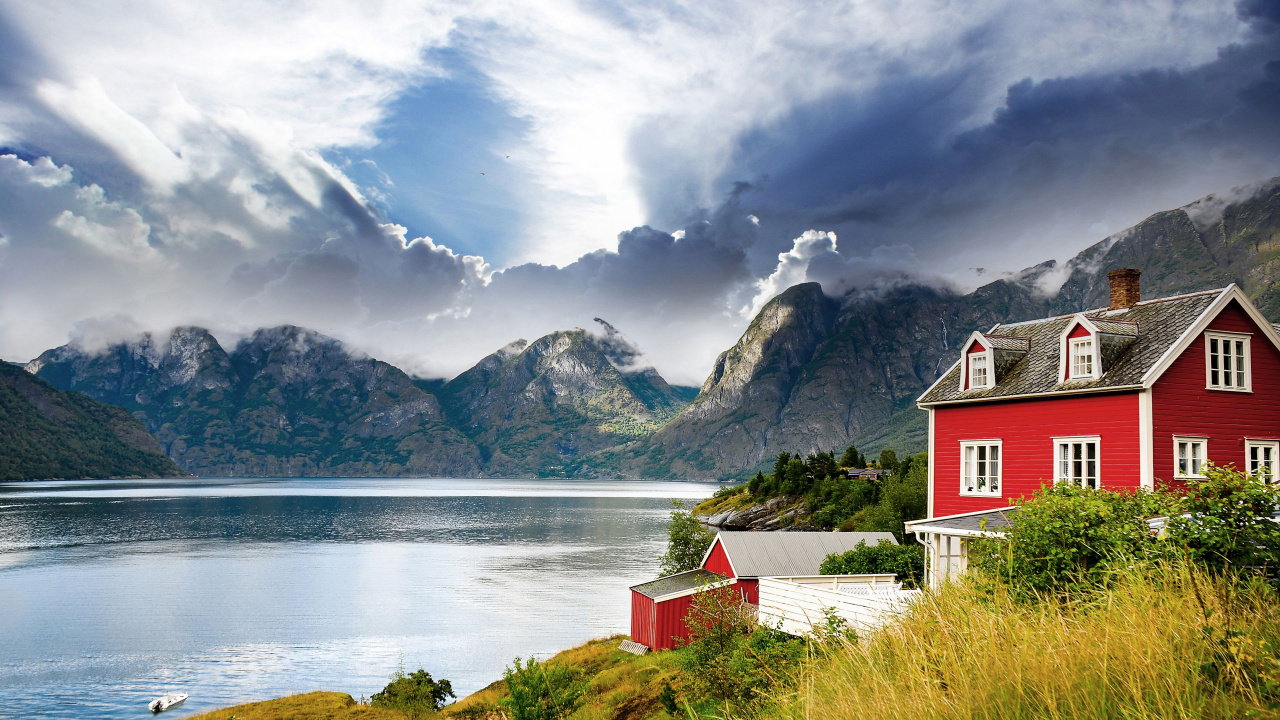 Rotes Und Weißes Haus in Der Nähe Von See Und Bergen Unter Weißen Wolken Und Blauem Himmel Tagsüber. Wallpaper in 1280x720 Resolution