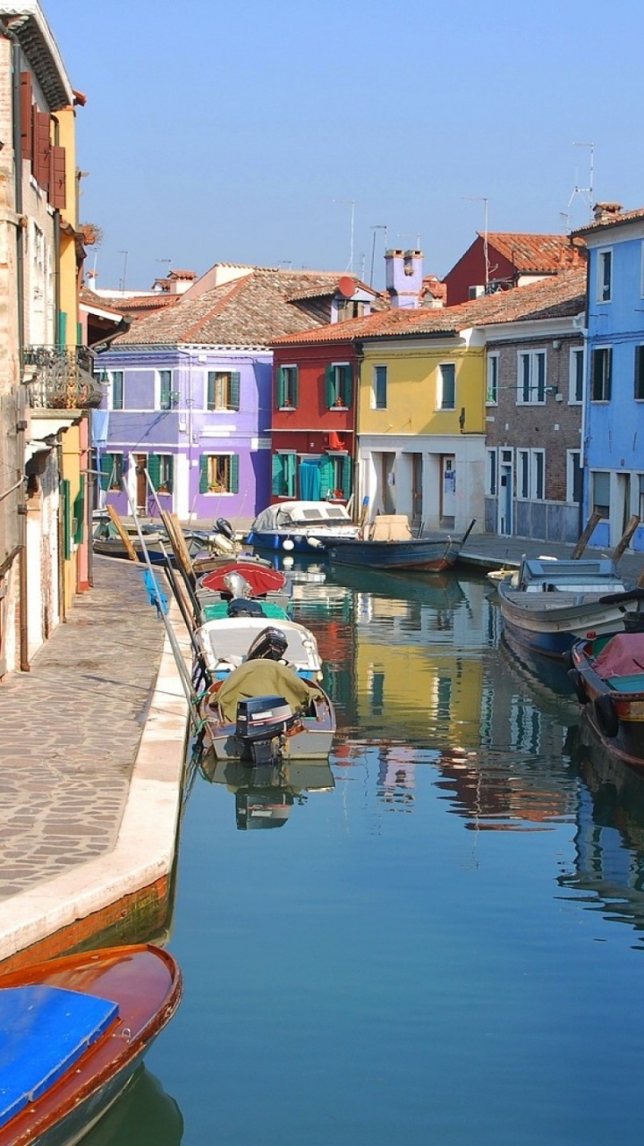 Boat on Water Near Houses During Daytime. Wallpaper in 720x1280 Resolution