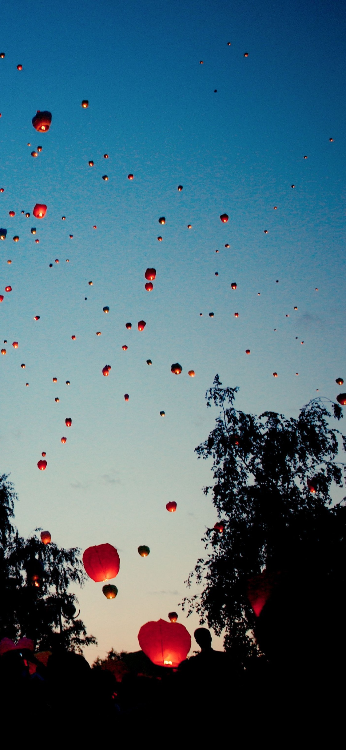 Sky Lantern, Azul, Rojo, Ambiente, Globo de Aire Caliente. Wallpaper in 1125x2436 Resolution