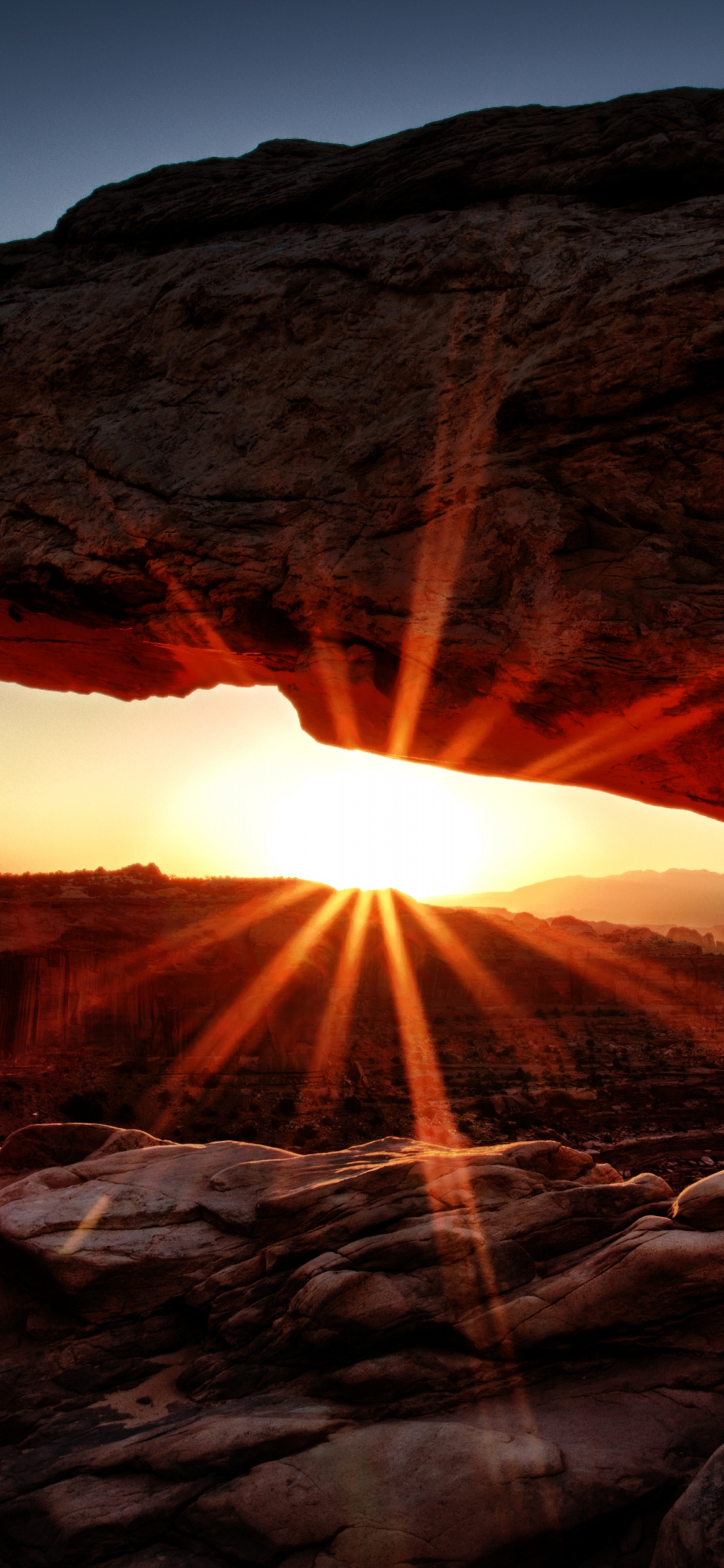 Puesta de Sol Sobre Las Montañas. Wallpaper in 1125x2436 Resolution