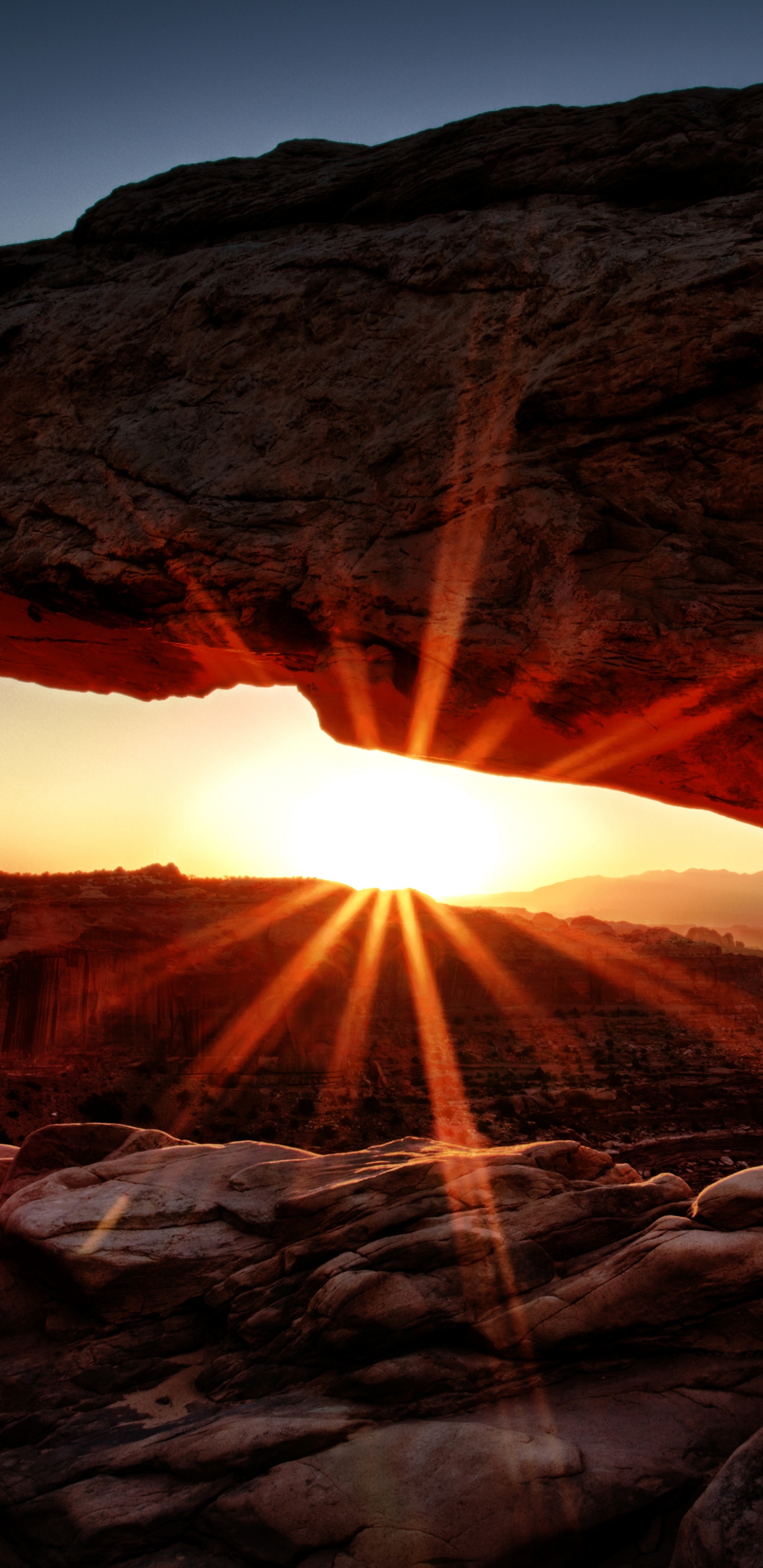 Puesta de Sol Sobre Las Montañas. Wallpaper in 1440x2960 Resolution