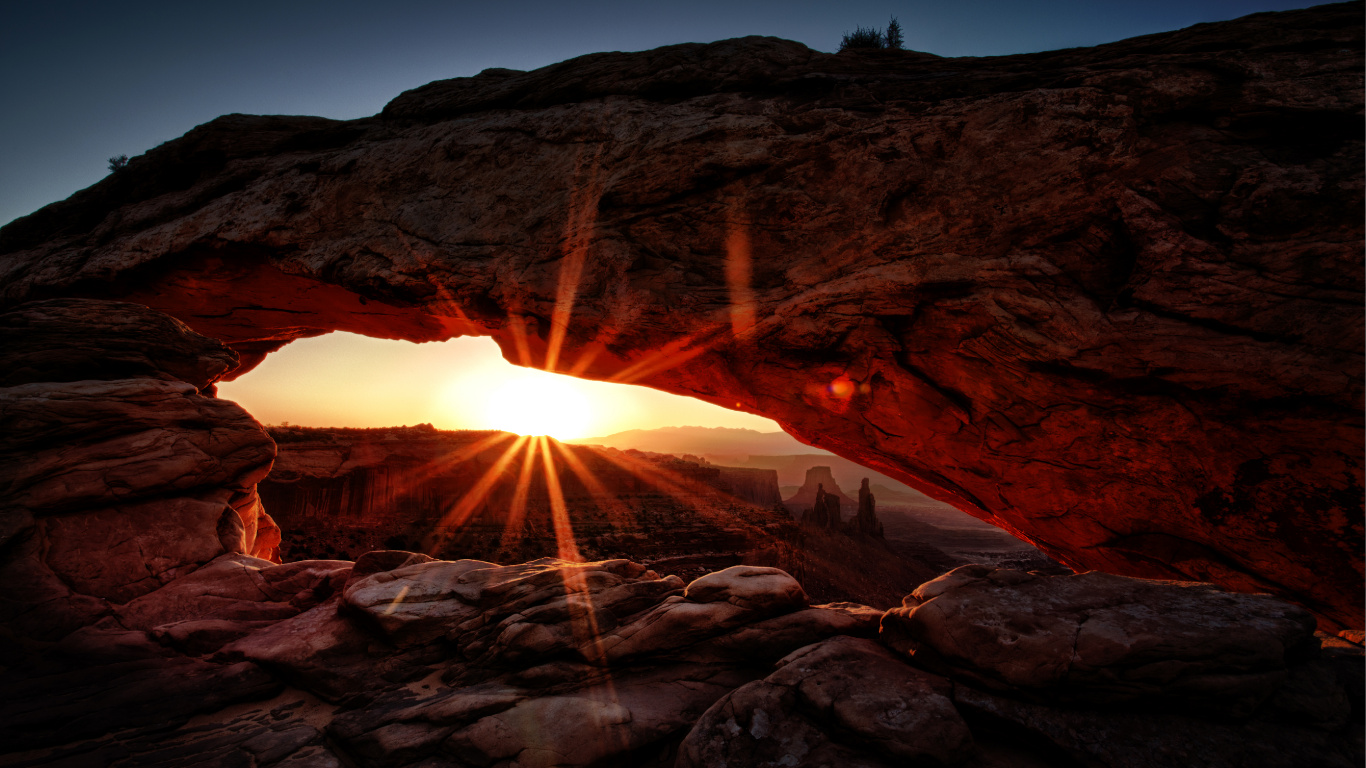 Sun Setting Over The Mountains. Wallpaper in 1366x768 Resolution