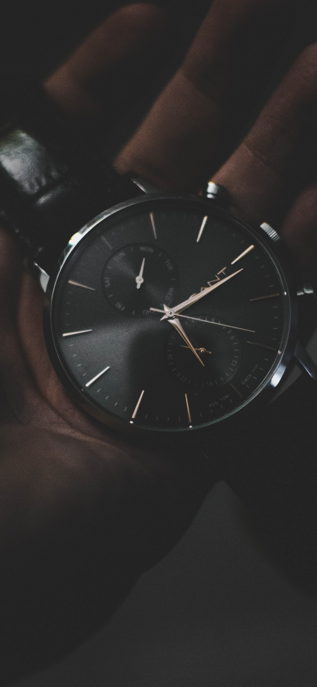 Person, Die Eine Silberne Runde Analoge Uhr Hält. Wallpaper in 1242x2688 Resolution