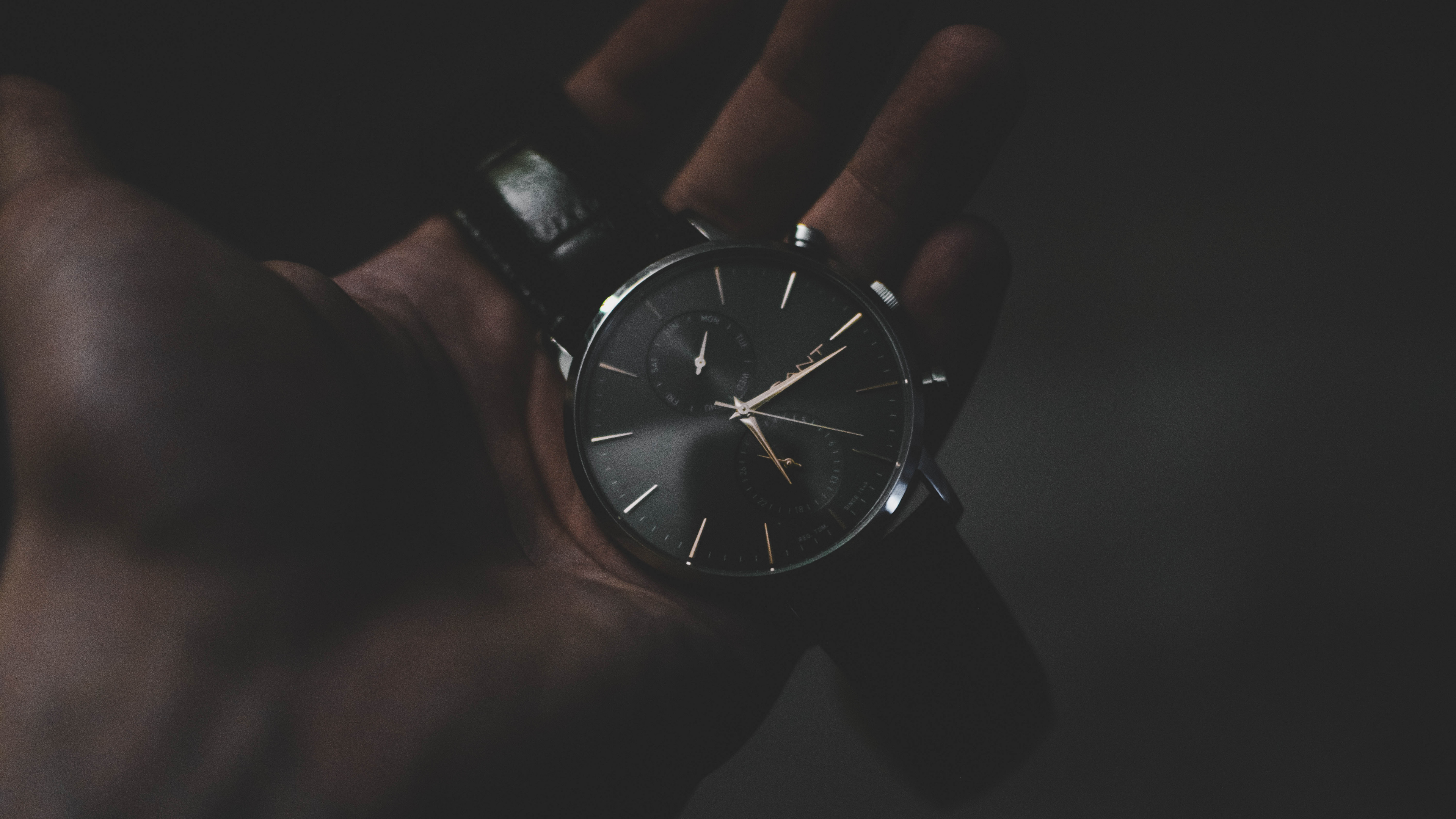 Persona Con Reloj Analógico Redondo Plateado. Wallpaper in 3840x2160 Resolution