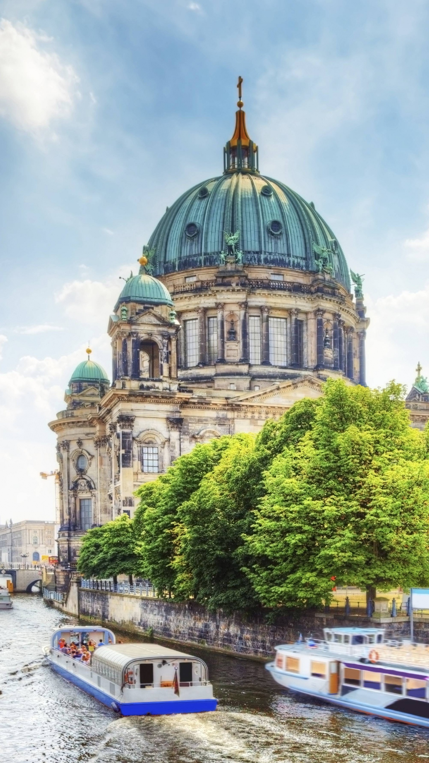 Barco Blanco y Azul en el Río Cerca de Árboles Verdes y Edificio Durante el Día. Wallpaper in 1440x2560 Resolution