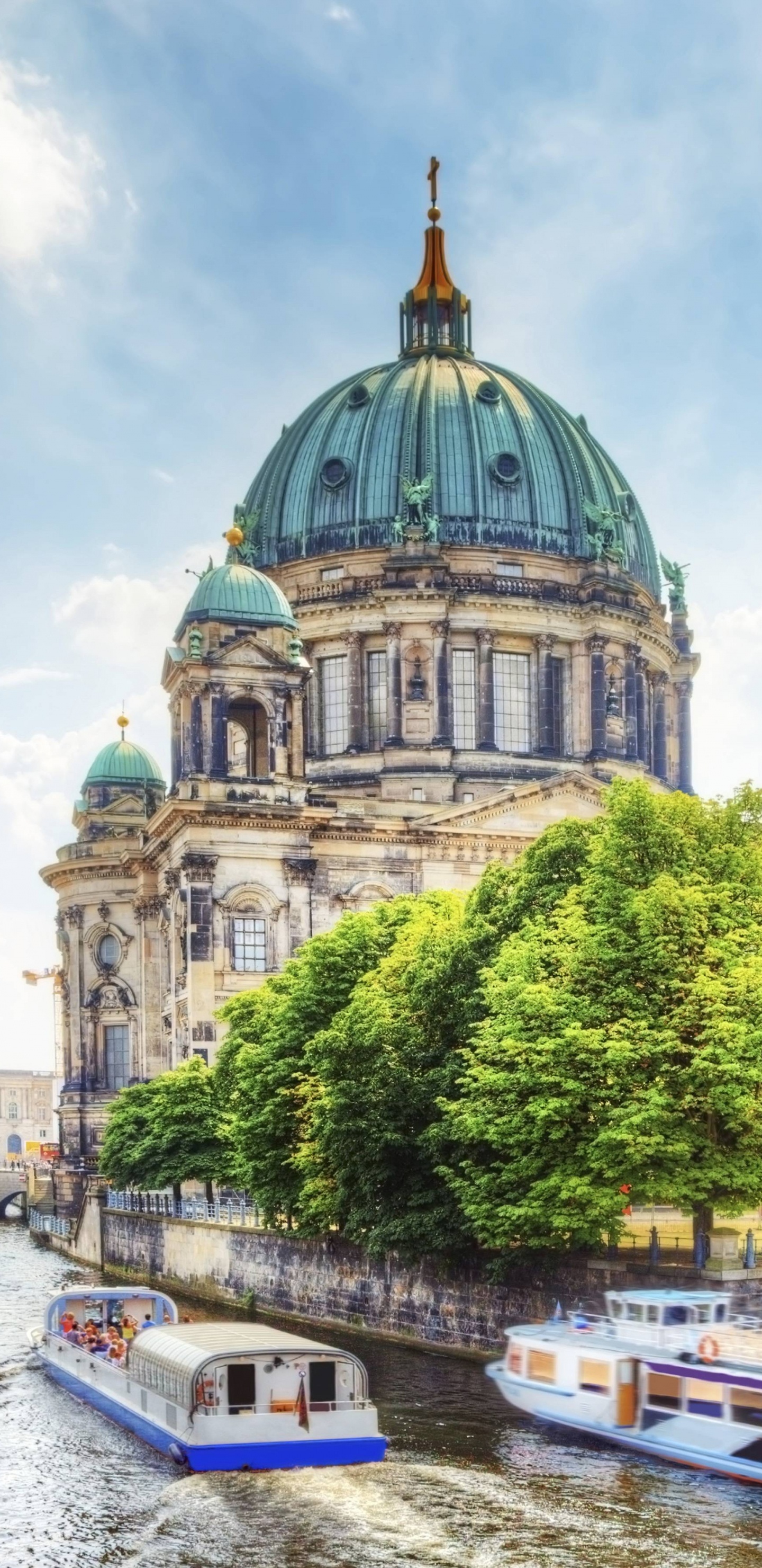 Bateau Blanc et Bleu Sur la Rivière Près Des Arbres Verts et Des Bâtiments Pendant la Journée. Wallpaper in 1440x2960 Resolution