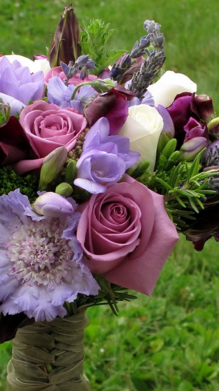 Pink and White Roses Bouquet. Wallpaper in 750x1334 Resolution