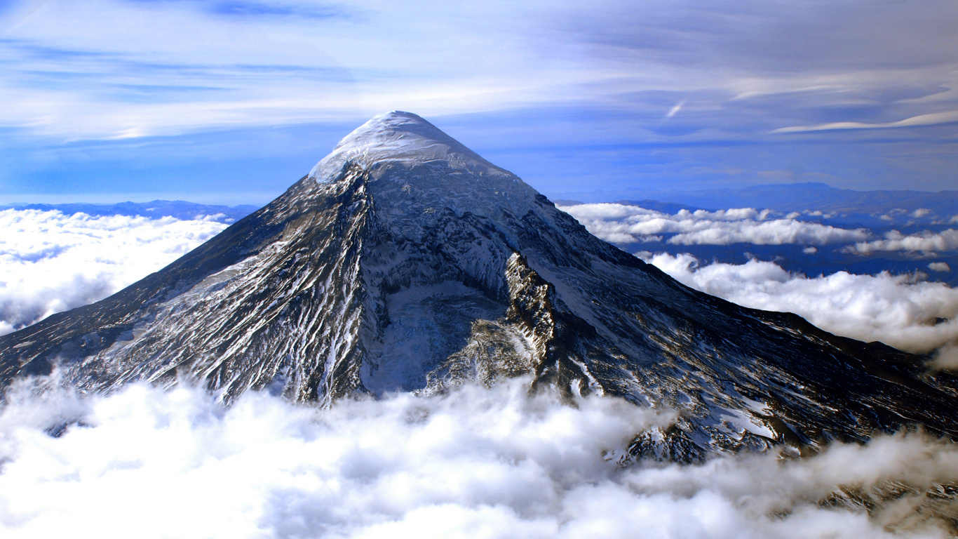 Montaña en Blanco y Negro Bajo Nubes Blancas y Cielo Azul Durante el Día. Wallpaper in 1366x768 Resolution