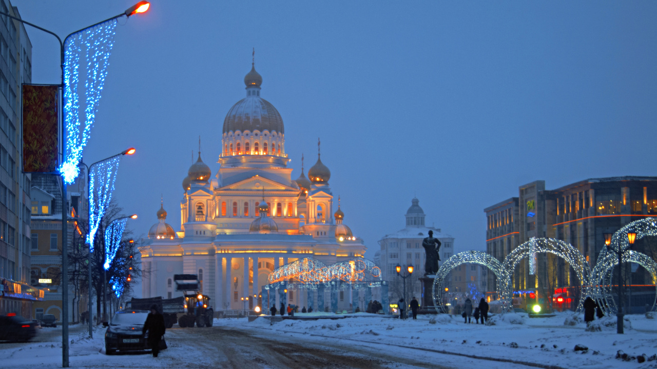 People Walking on Snow Covered Ground Near White and Brown Concrete Building During Daytime. Wallpaper in 1280x720 Resolution