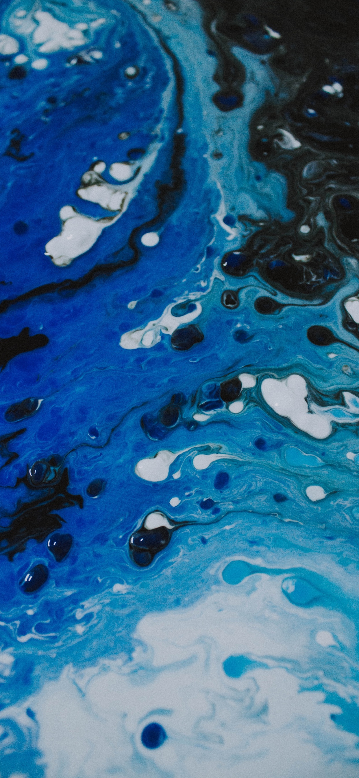 Blaue Und Weiße Wasserspritzer. Wallpaper in 1242x2688 Resolution